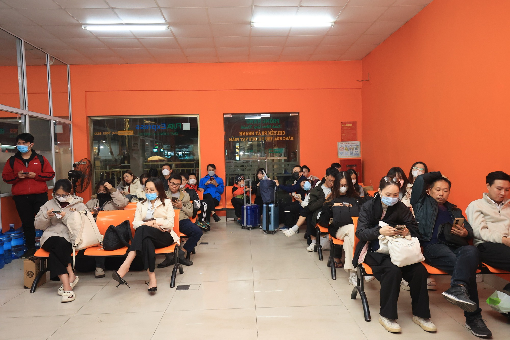 Đường phố, bến xe tấp nập người về qu&ecirc; nghỉ Tết Dương lịch - Ảnh 9.