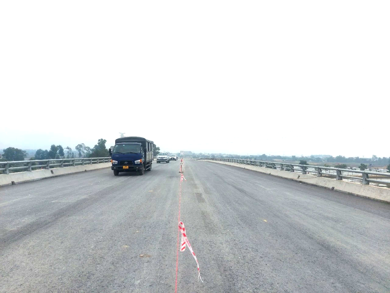 Cầu vượt quốc lộ 8 tại dự &aacute;n cao tốc Bắc &ndash; Nam đoạn Diễn Ch&acirc;u &ndash; B&atilde;i Vọt th&ocirc;ng xe - Ảnh 1.