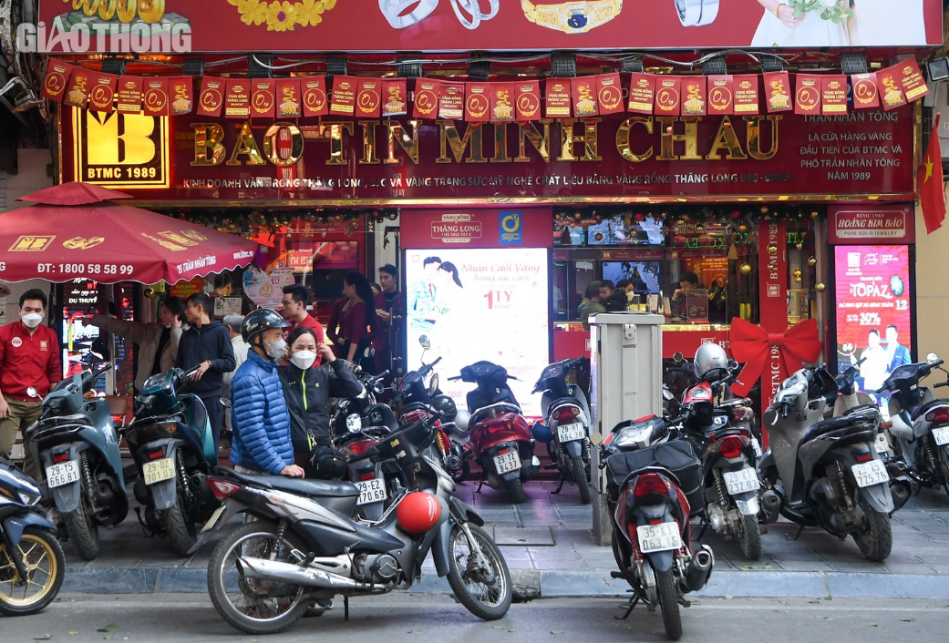 Vàng giảm mạnh, nhà đầu tư vẫn mua vào - Ảnh 1. Vàng giảm mạnh, nhà đầu tư vẫn mua vào - Ảnh 1.