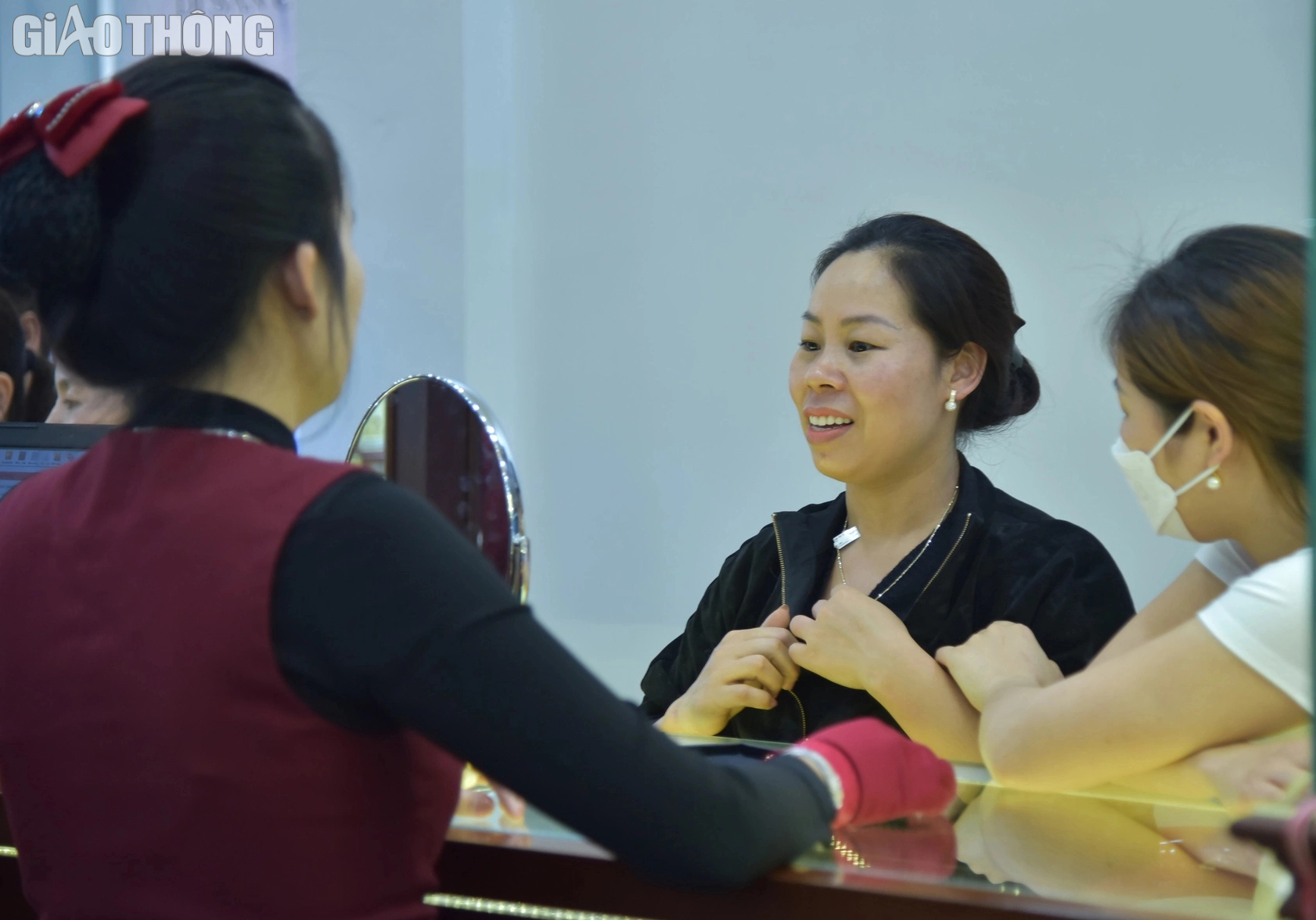 Vàng giảm mạnh, nhà đầu tư vẫn mua vào - Ảnh 2. Vàng giảm mạnh, nhà đầu tư vẫn mua vào - Ảnh 2.