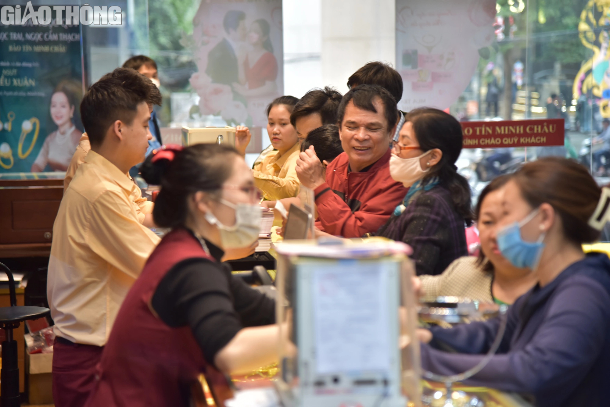 Vàng giảm mạnh, nhà đầu tư vẫn mua vào - Ảnh 3. Vàng giảm mạnh, nhà đầu tư vẫn mua vào - Ảnh 3.