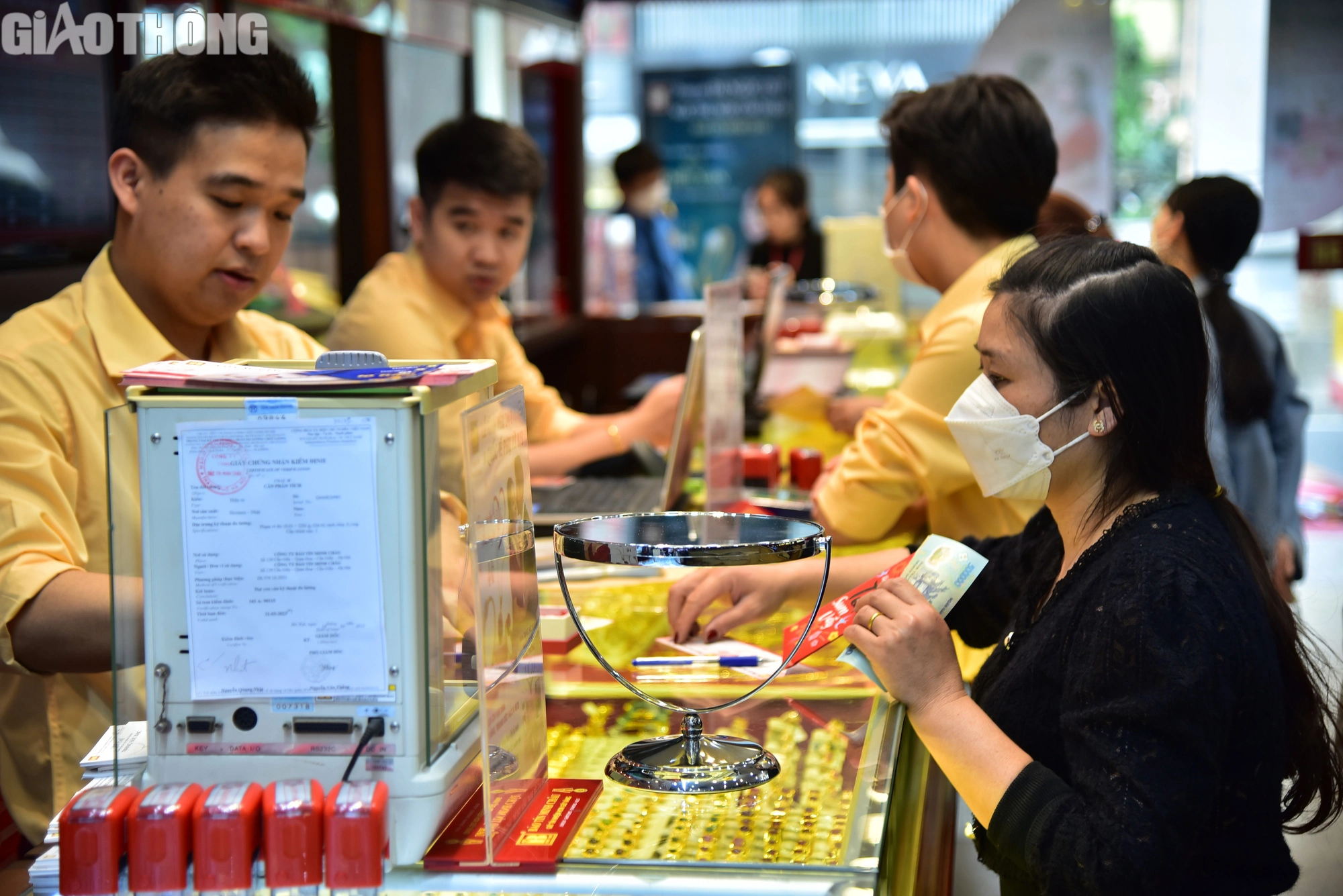 Vàng giảm mạnh, nhà đầu tư vẫn mua vào - Ảnh 4. Vàng giảm mạnh, nhà đầu tư vẫn mua vào - Ảnh 4.