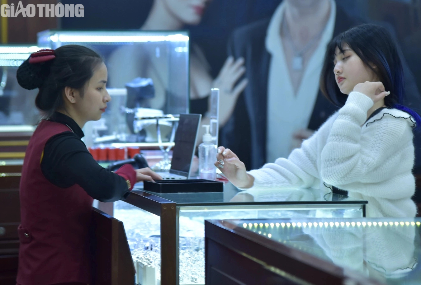 Vàng giảm mạnh, nhà đầu tư vẫn mua vào - Ảnh 6. Vàng giảm mạnh, nhà đầu tư vẫn mua vào - Ảnh 6.