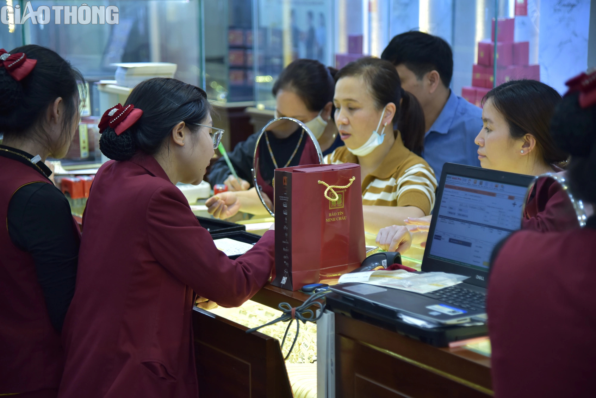 Vàng giảm mạnh, nhà đầu tư vẫn mua vào - Ảnh 9. Vàng giảm mạnh, nhà đầu tư vẫn mua vào - Ảnh 9.