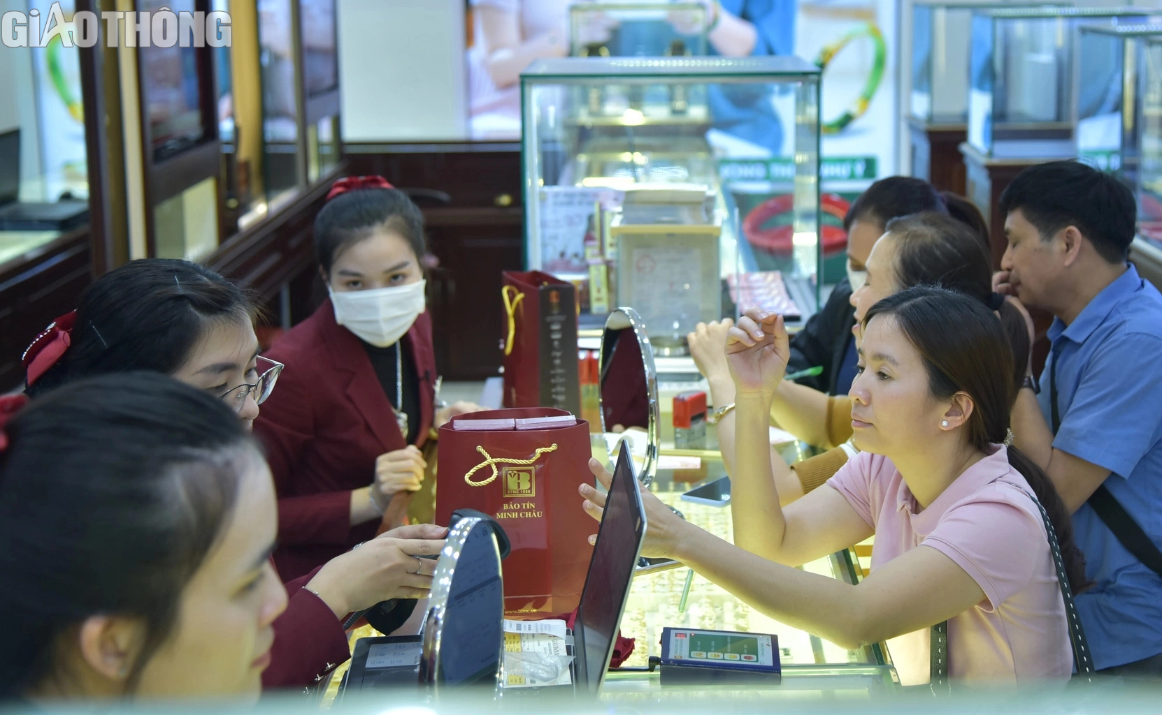 Vàng giảm mạnh, nhà đầu tư vẫn mua vào - Ảnh 10. Vàng giảm mạnh, nhà đầu tư vẫn mua vào - Ảnh 10.