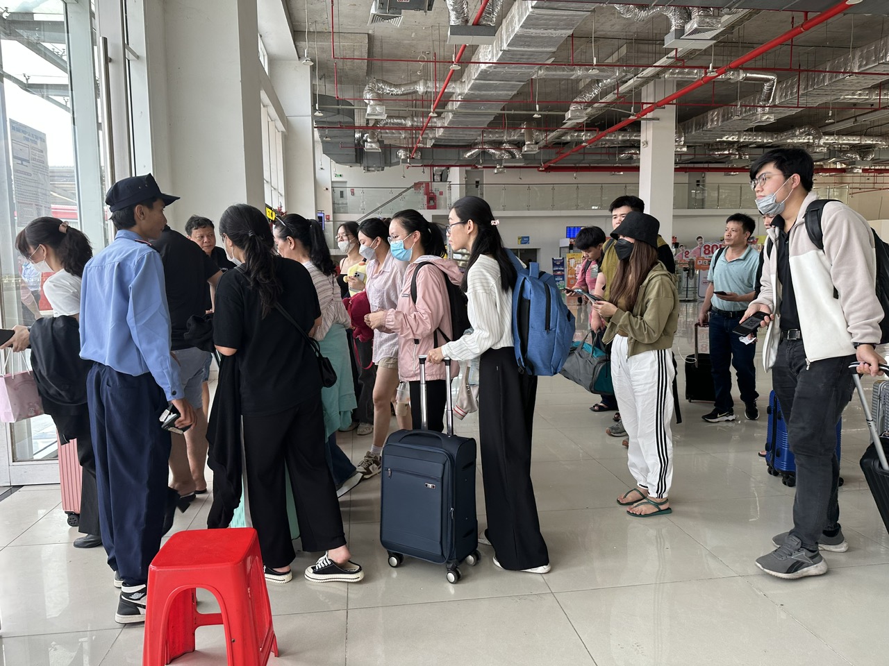 Ng&agrave;y cao điểm nghỉ lễ, người d&acirc;n &ugrave;n &ugrave;n ra bến xe về qu&ecirc;  - Ảnh 4.