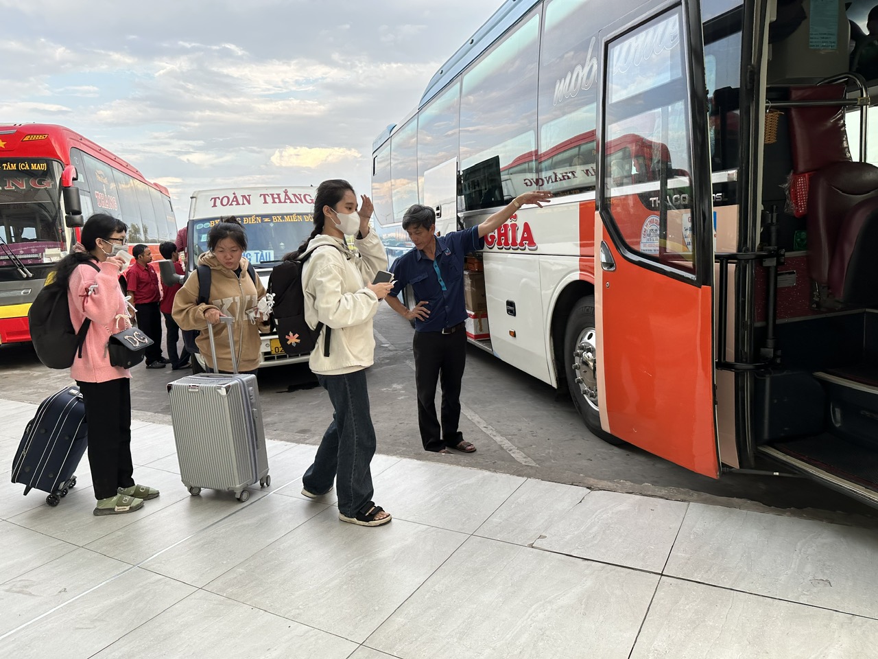 Ng&agrave;y cao điểm nghỉ lễ, người d&acirc;n &ugrave;n &ugrave;n ra bến xe về qu&ecirc;  - Ảnh 5.