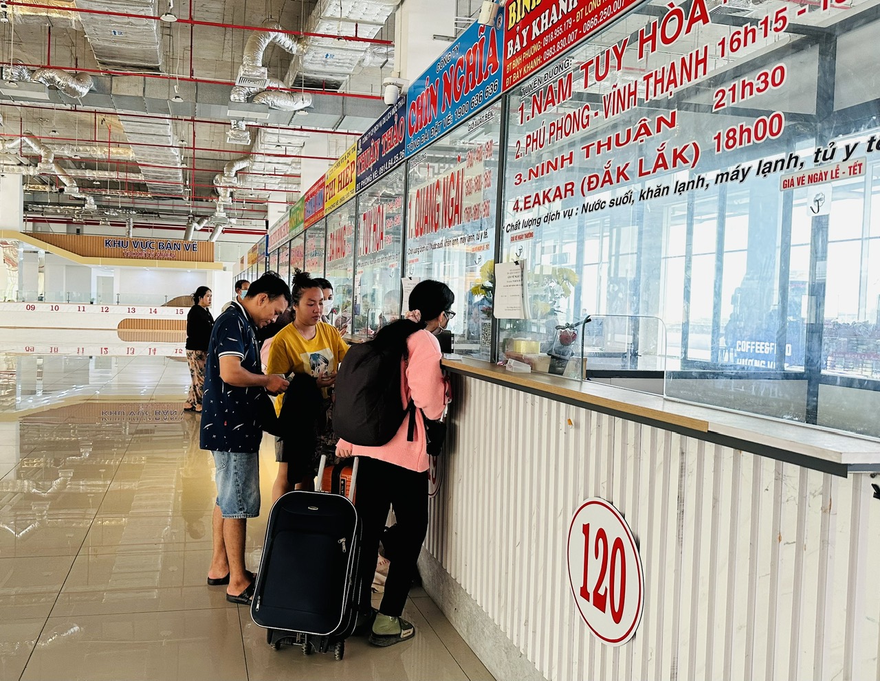 Ng&agrave;y cao điểm nghỉ lễ, người d&acirc;n &ugrave;n &ugrave;n ra bến xe về qu&ecirc;  - Ảnh 2.