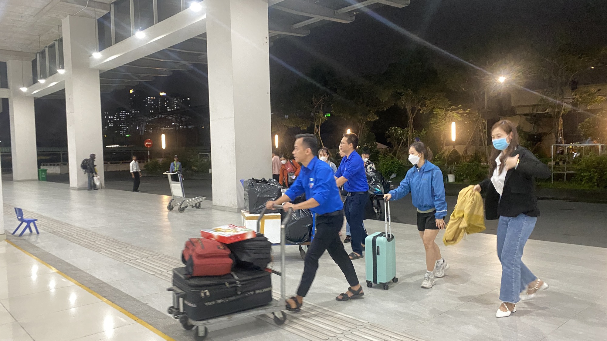 Ng&agrave;y cao điểm nghỉ lễ, người d&acirc;n &ugrave;n &ugrave;n ra bến xe về qu&ecirc;  - Ảnh 3.