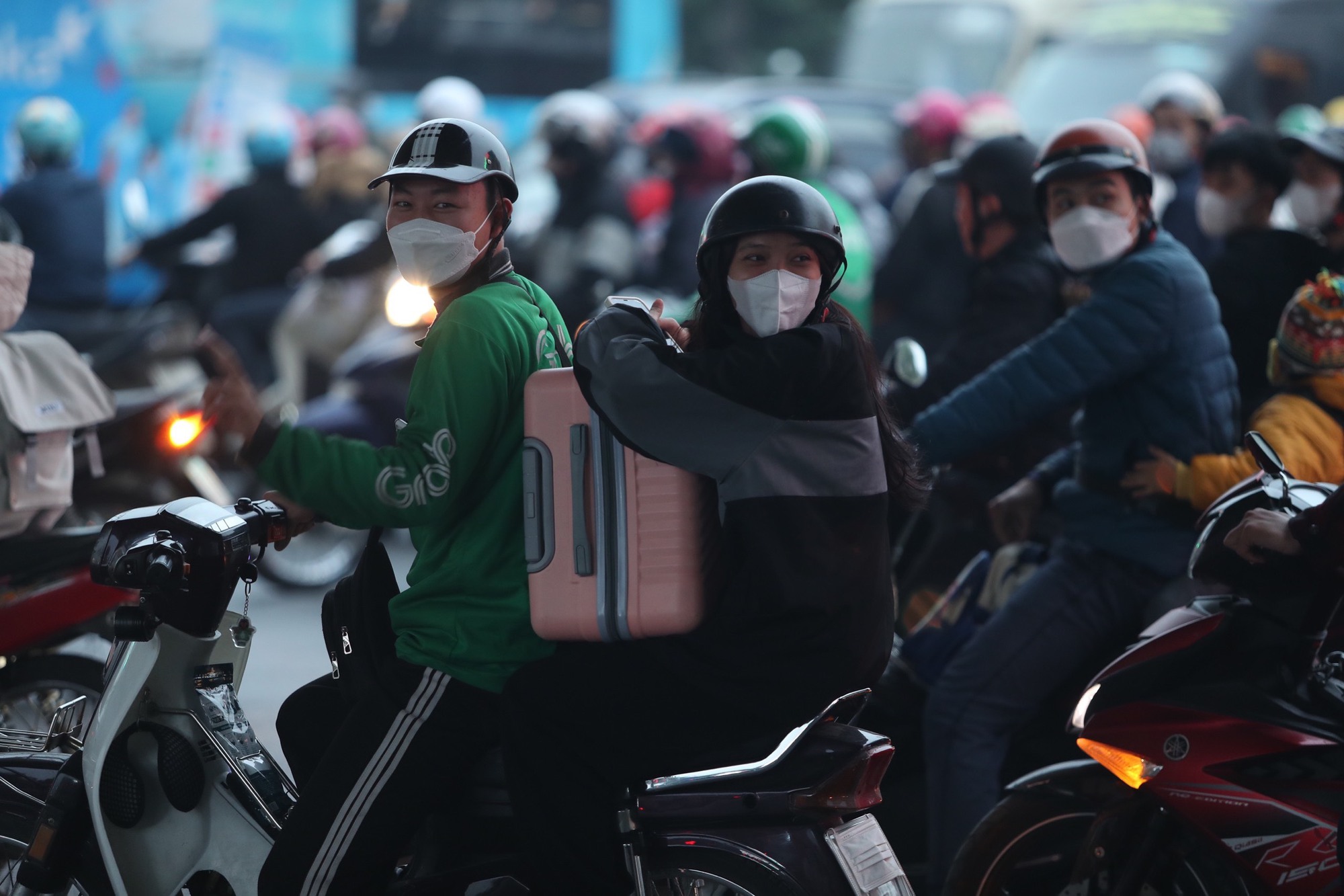 Đường phố, bến xe tấp nập người về qu&ecirc; nghỉ Tết Dương lịch - Ảnh 15.