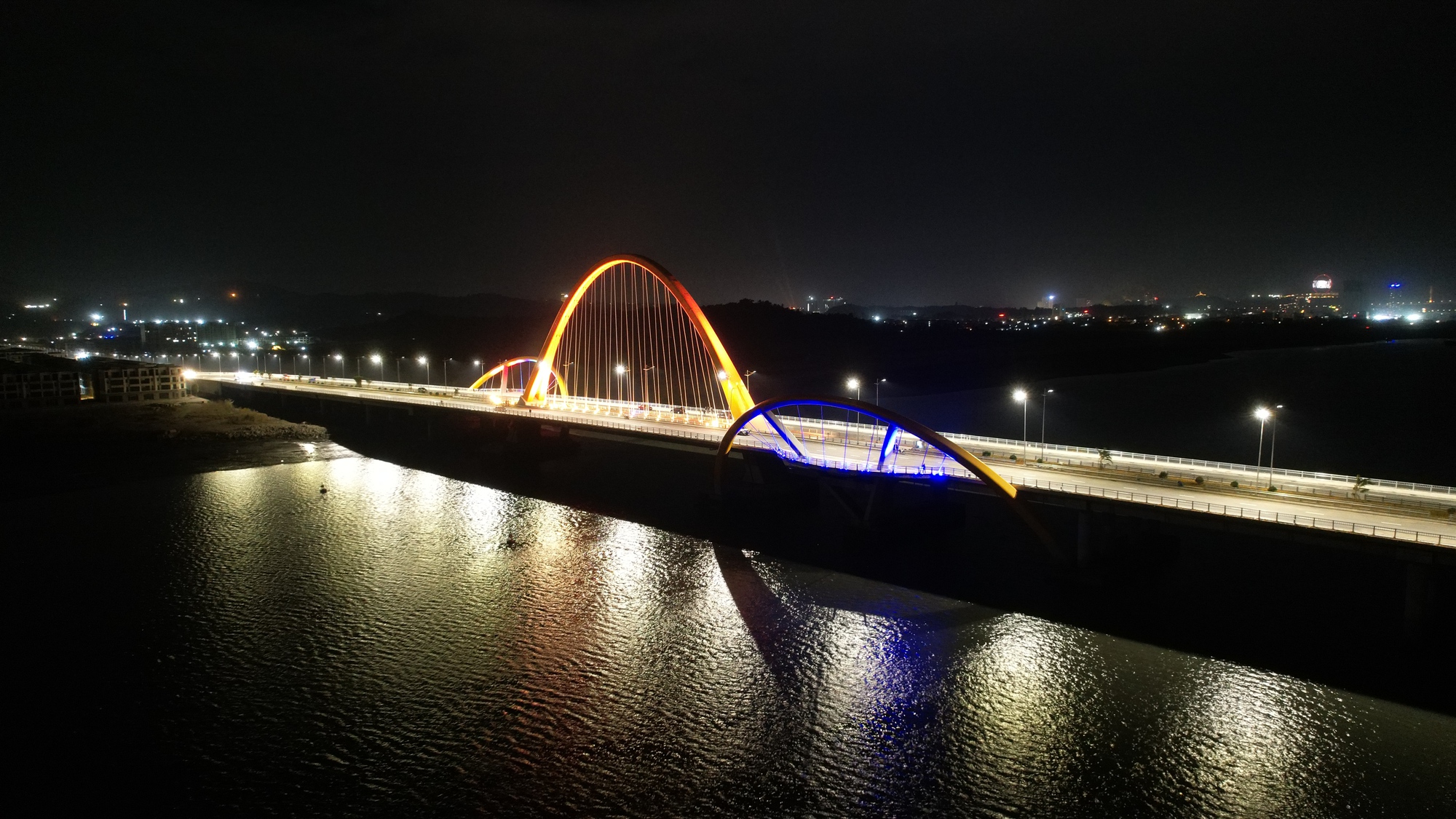 Ngắm cầu B&igrave;nh Minh tr&ecirc;n 1.700 tỷ đồng sắp kh&aacute;nh th&agrave;nh lung linh soi b&oacute;ng vịnh Cửa Lục- Ảnh 1.