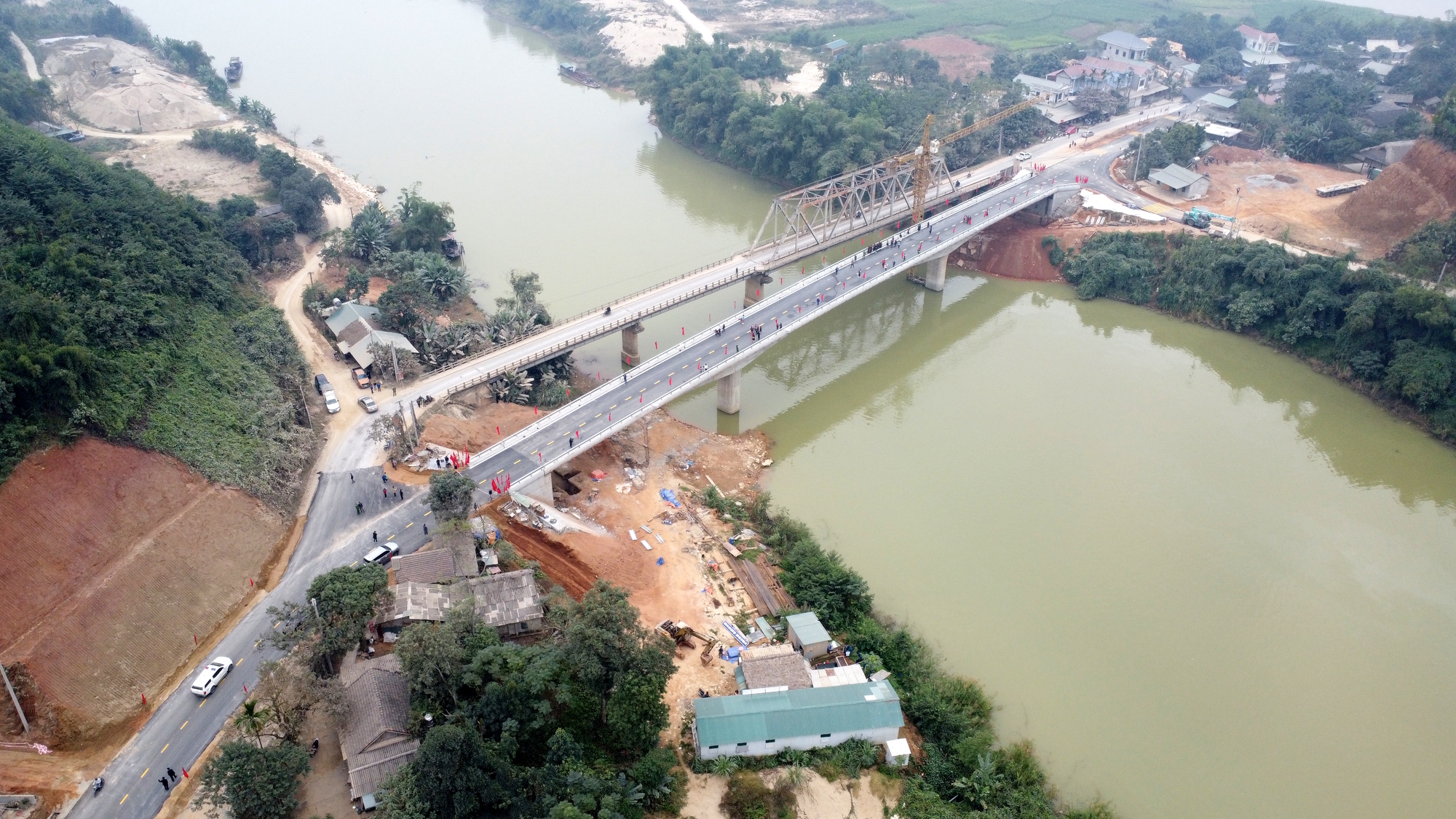 Y&ecirc;n B&aacute;i: Th&ocirc;ng xe kỹ thuật c&acirc;y cầu hơn trăm tỷ bắc qua s&ocirc;ng Chảy - Ảnh 2.
