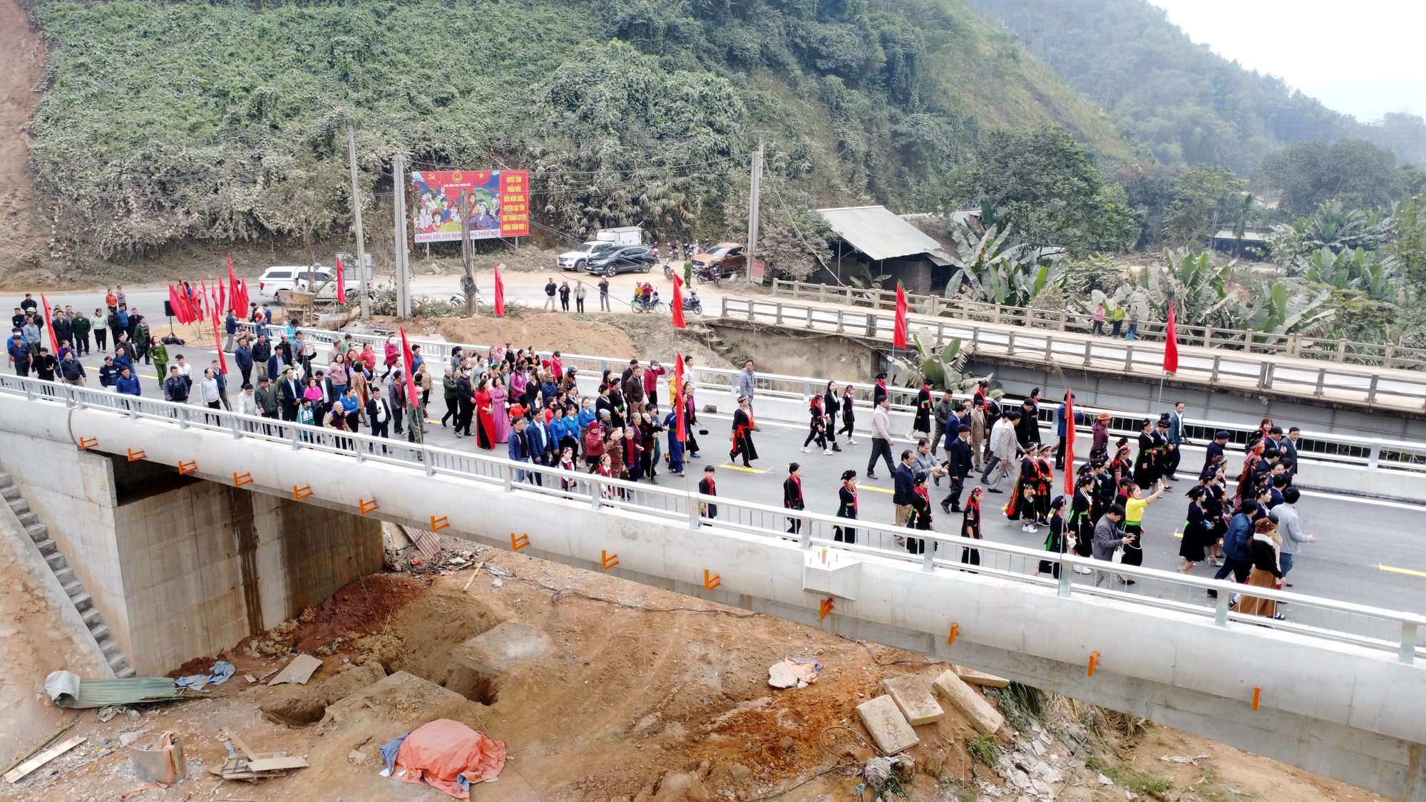 Y&ecirc;n B&aacute;i: Th&ocirc;ng xe kỹ thuật c&acirc;y cầu hơn trăm tỷ bắc qua s&ocirc;ng Chảy - Ảnh 7.