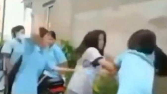 B&eacute; g&aacute;i bị nhiều nam, nữ sinh đ&aacute;nh đập d&atilde; man ở Bạc Li&ecirc;u - Ảnh 1.