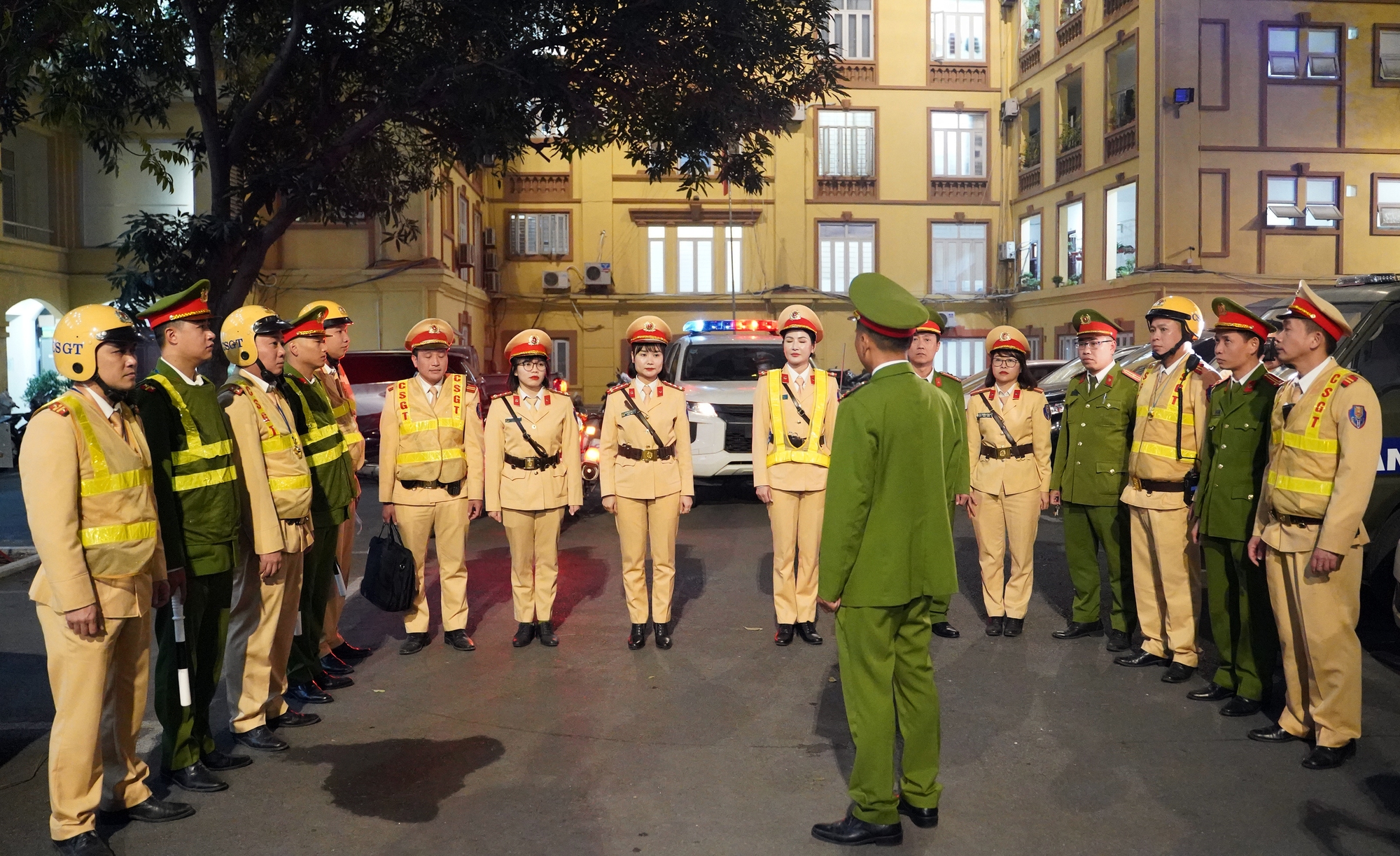 Nữ CSGT H&agrave; Nội xuy&ecirc;n đ&ecirc;m kiểm tra, xử l&yacute; t&agrave;i xế "ma men"- Ảnh 1.