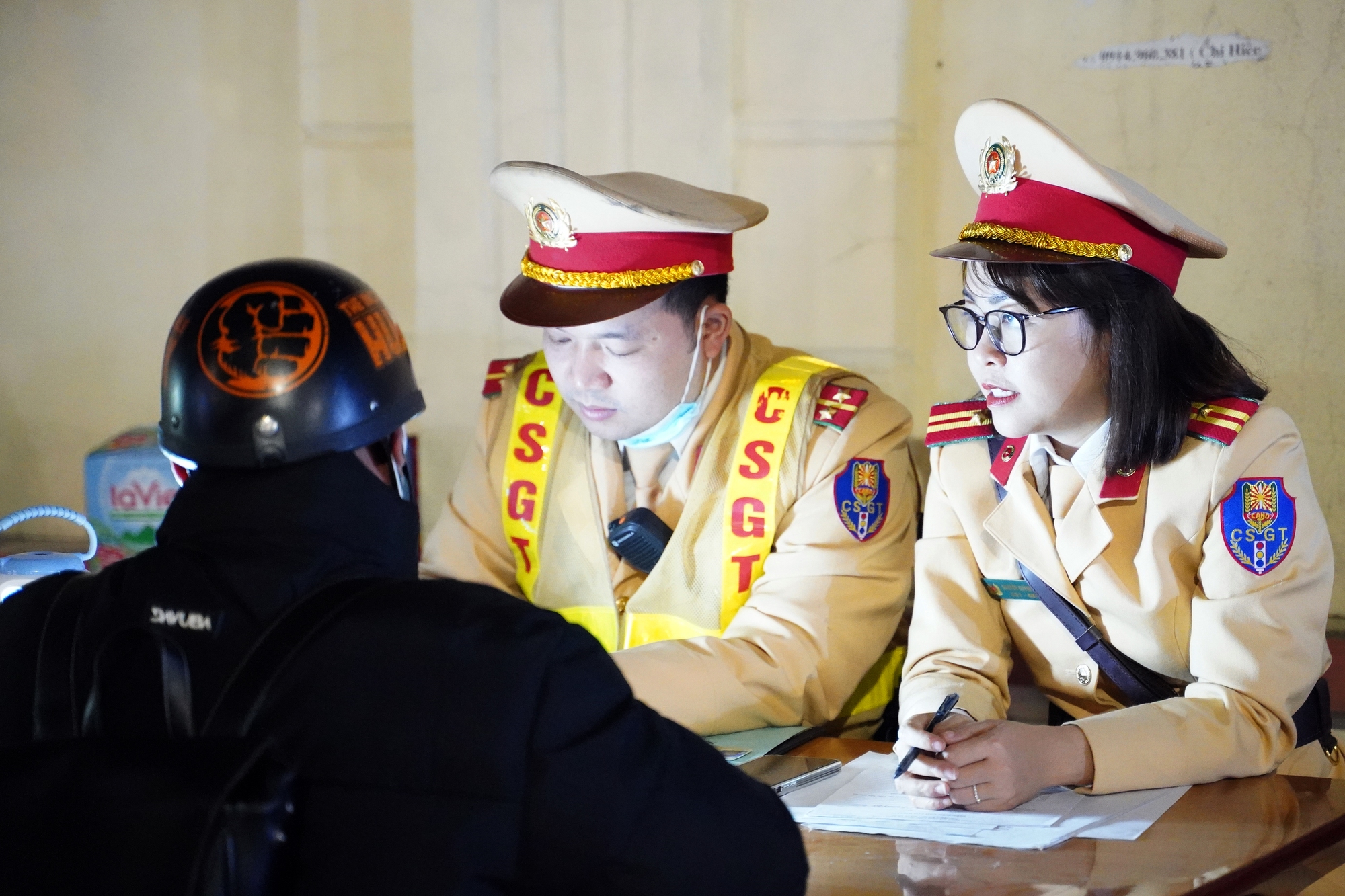 Nữ CSGT H&agrave; Nội xuy&ecirc;n đ&ecirc;m kiểm tra, xử l&yacute; t&agrave;i xế "ma men"- Ảnh 4.