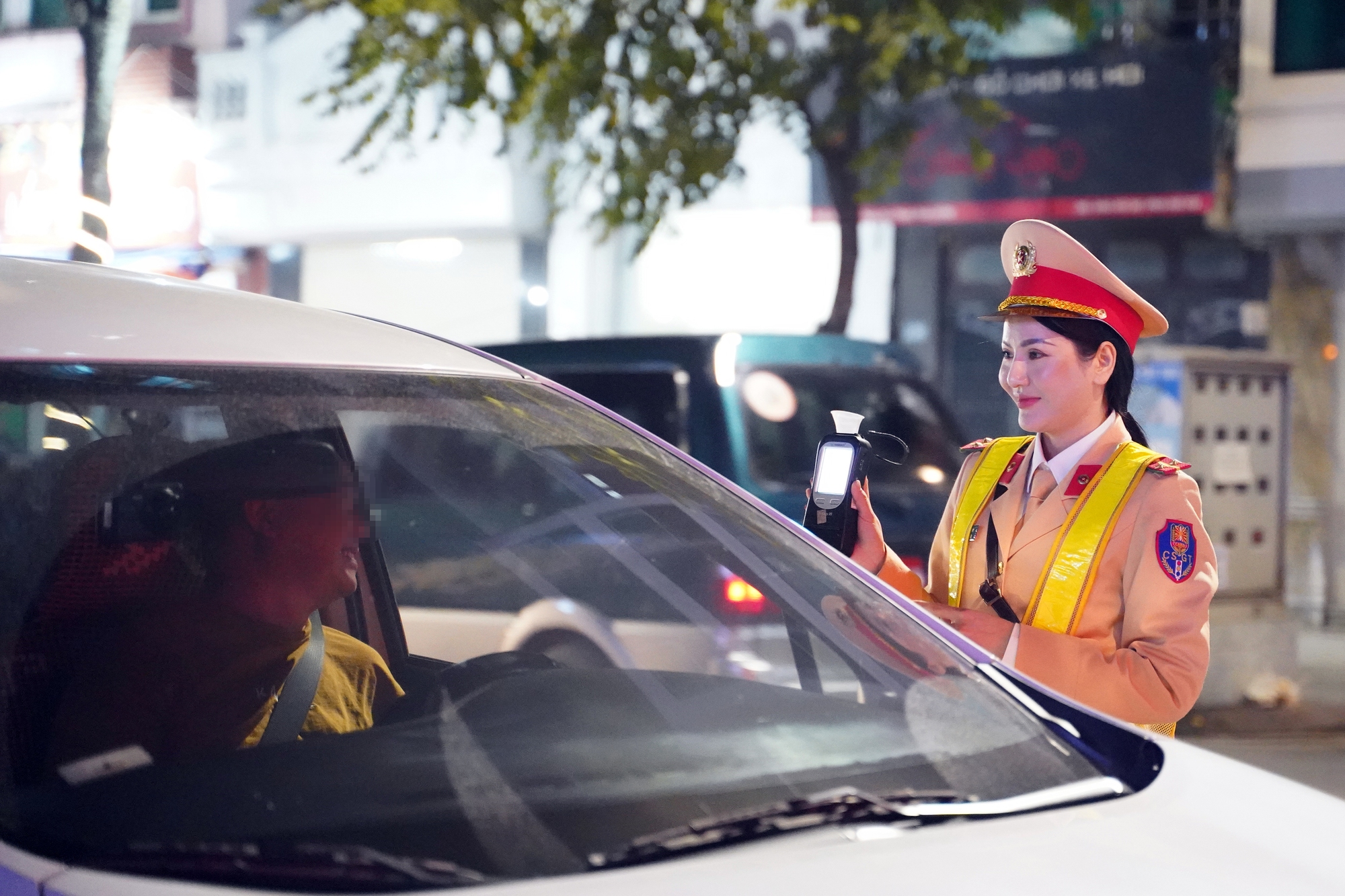 Nữ CSGT H&agrave; Nội xuy&ecirc;n đ&ecirc;m kiểm tra, xử l&yacute; t&agrave;i xế "ma men"- Ảnh 3.