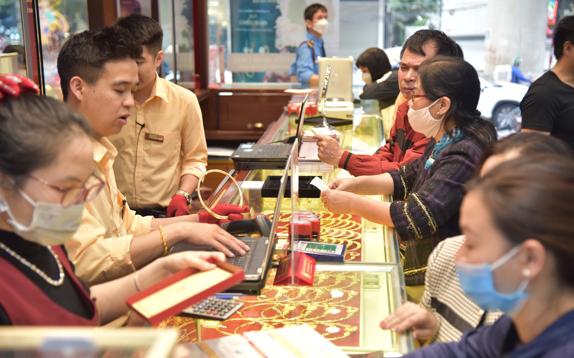 Gi&aacute; v&agrave;ng giảm sốc, người d&acirc;n tấp nập mang tiền đi mua