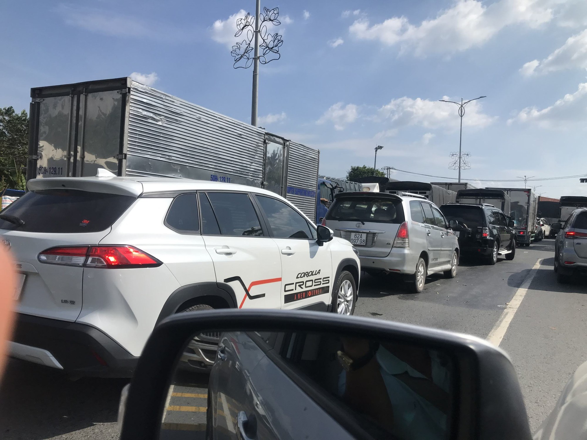 Cầu Rạch Miễu &ugrave;n ứ giao th&ocirc;ng cục bộ, do &ocirc; t&ocirc; chết m&aacute;y tr&ecirc;n cầu - Ảnh 1.