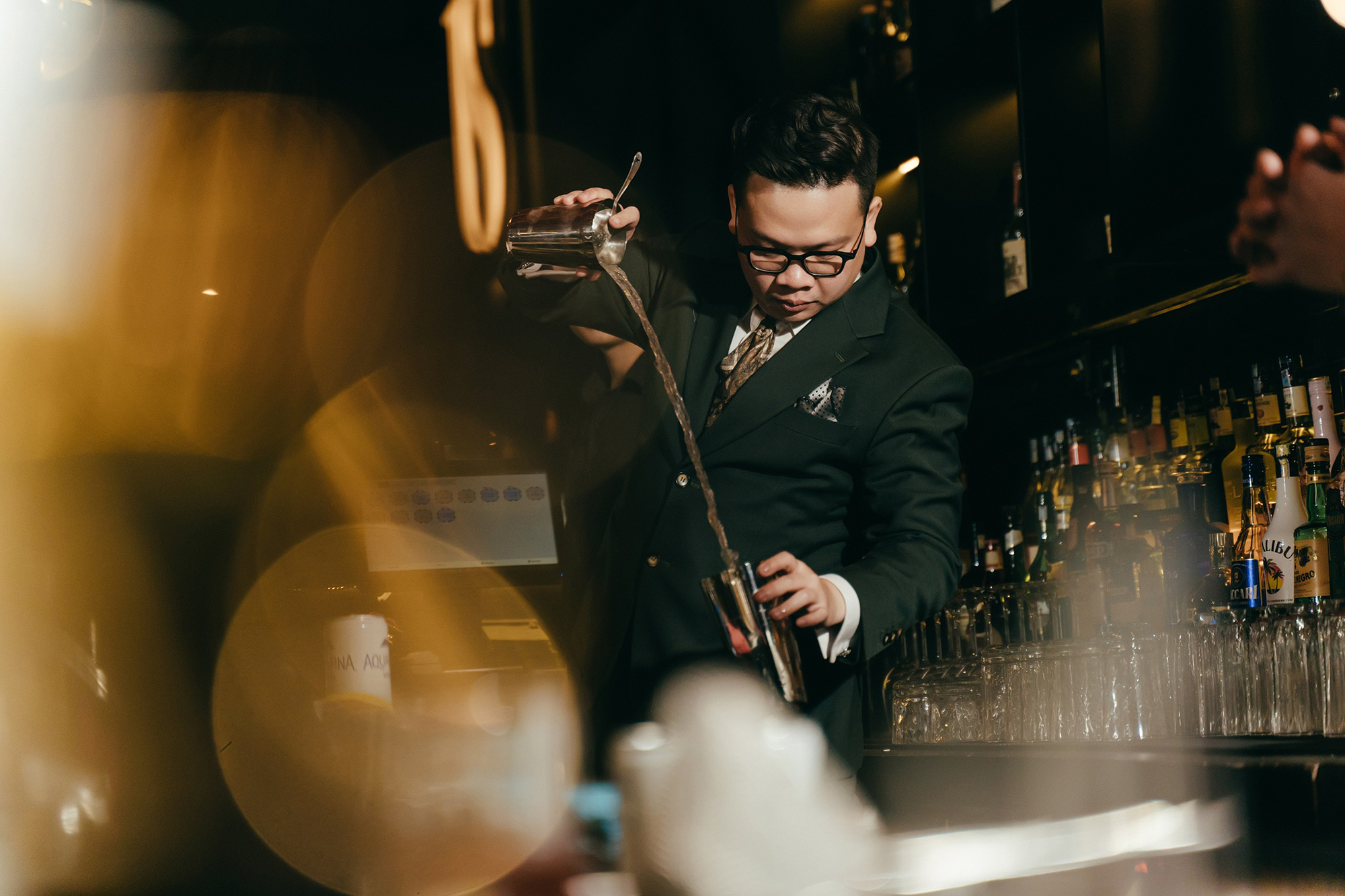 Từ sinh vi&ecirc;n ngh&egrave;o đến chủ qu&aacute;n bar Top ch&acirc;u &Aacute; - Ảnh 1.