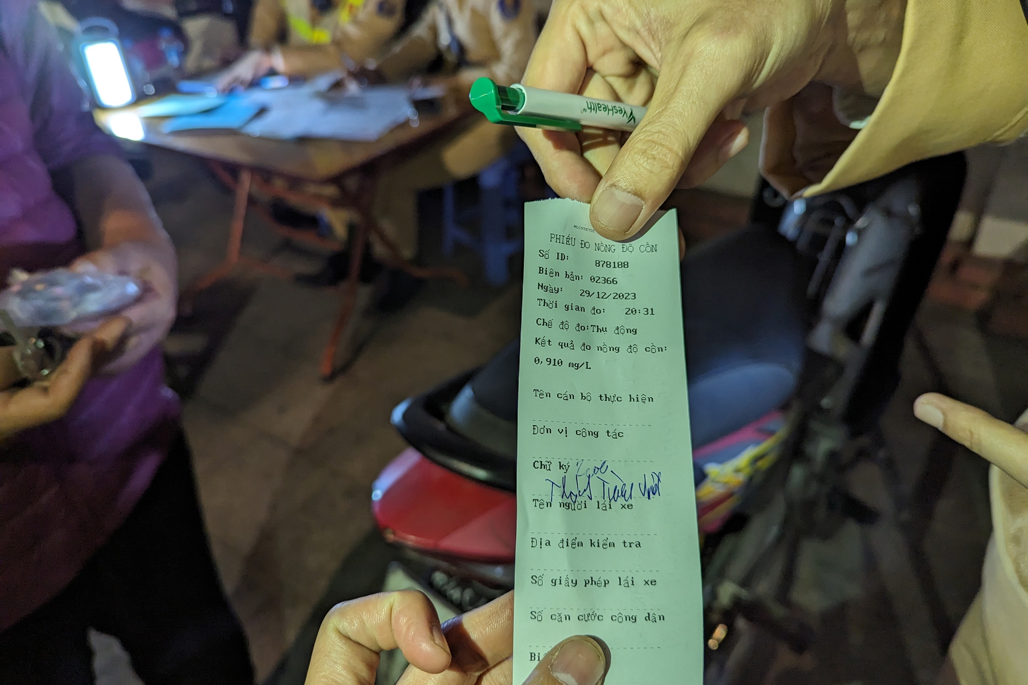 Nữ CSGT H&agrave; Nội xuy&ecirc;n đ&ecirc;m kiểm tra, xử l&yacute; t&agrave;i xế "ma men"- Ảnh 6.