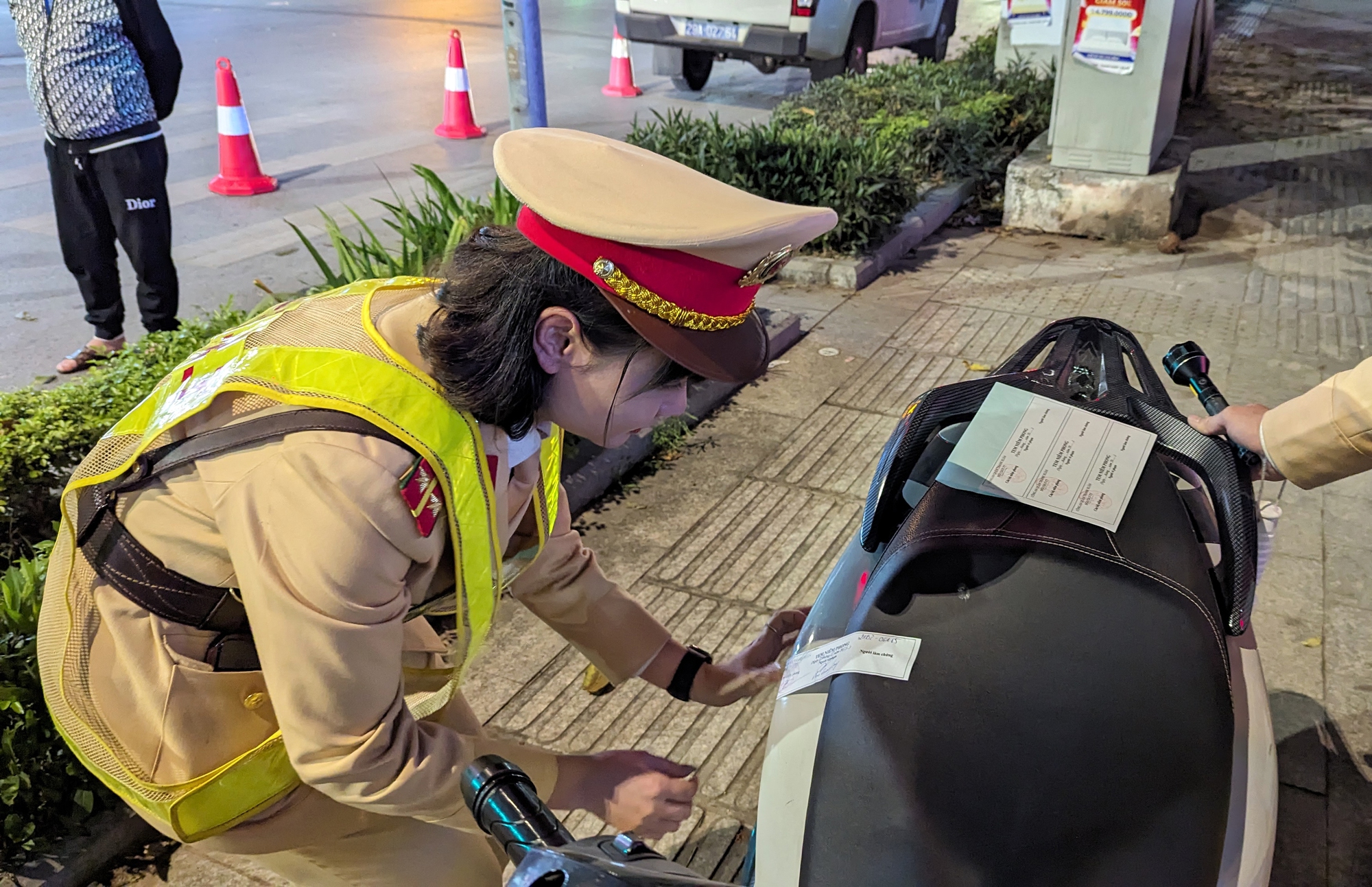 Nữ CSGT H&agrave; Nội xuy&ecirc;n đ&ecirc;m kiểm tra, xử l&yacute; t&agrave;i xế "ma men"- Ảnh 9.