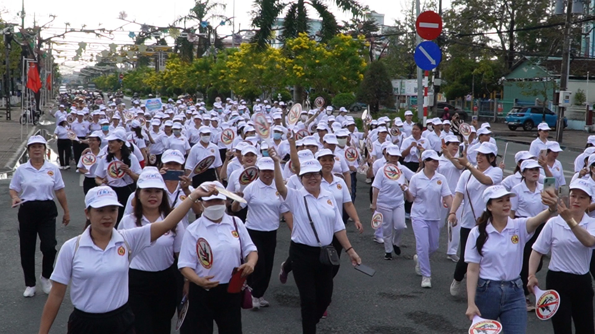 H&agrave;ng ng&agrave;n người đi bộ k&ecirc;u gọi "Đ&atilde; uống rượu bia - kh&ocirc;ng l&aacute;i xe" ở C&agrave; Mau - Ảnh 2.