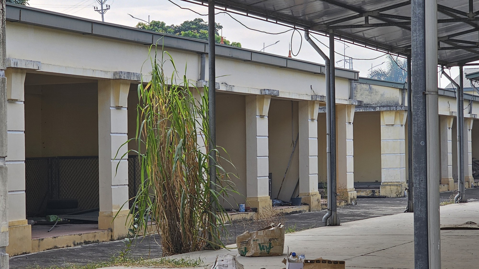 Hải Dương: Chợ mới bỏ hoang, tiểu thương biến gầm cầu th&agrave;nh chợ- Ảnh 3.