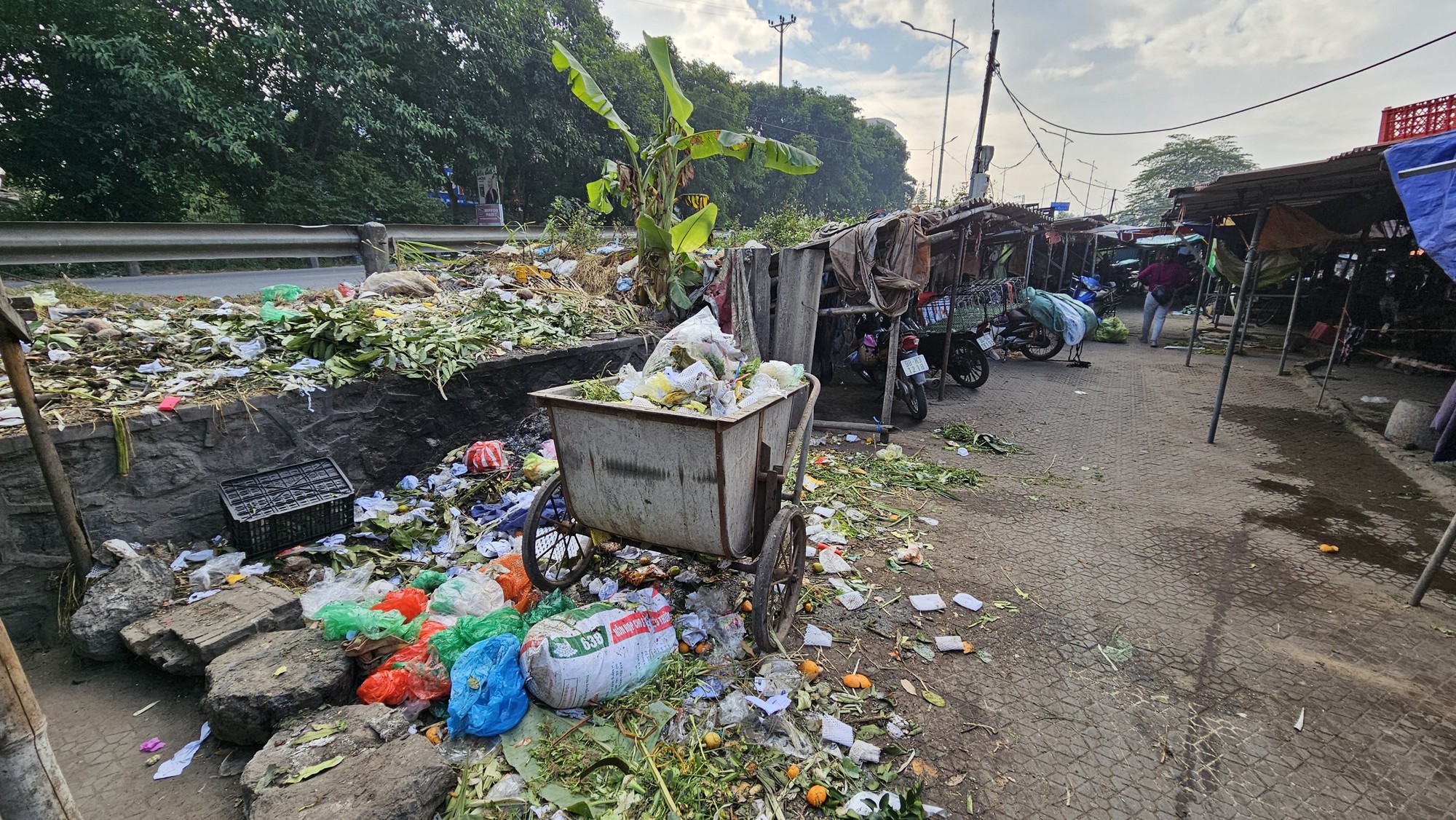 Hải Dương: Chợ mới bỏ hoang, tiểu thương biến gầm cầu th&agrave;nh chợ- Ảnh 11.