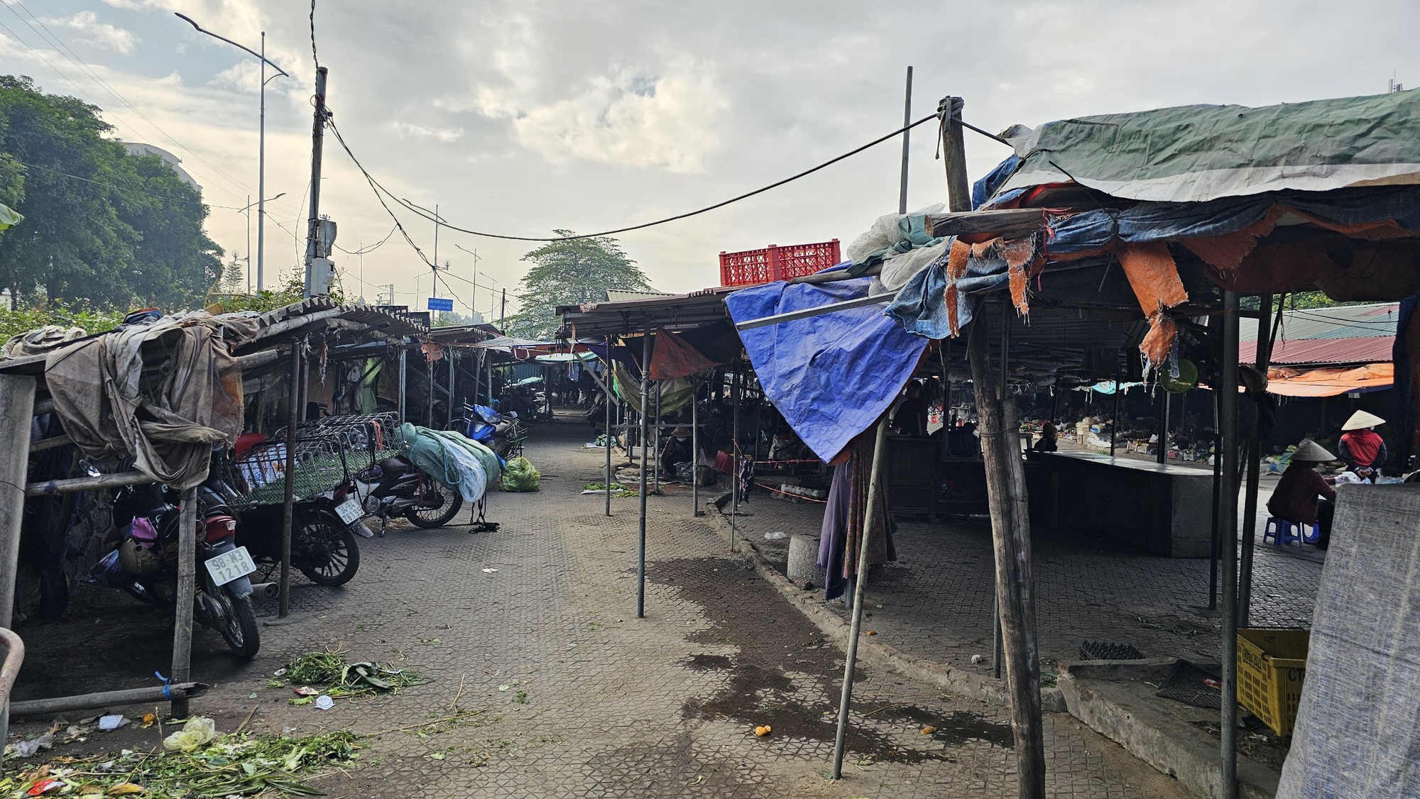 Hải Dương: Chợ mới bỏ hoang, tiểu thương biến gầm cầu th&agrave;nh chợ- Ảnh 10.