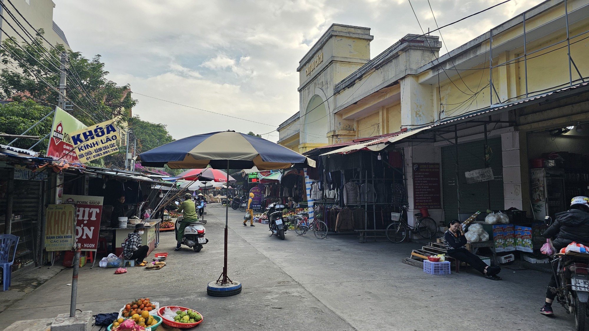 Hải Dương: Chợ mới bỏ hoang, tiểu thương biến gầm cầu th&agrave;nh chợ- Ảnh 1.