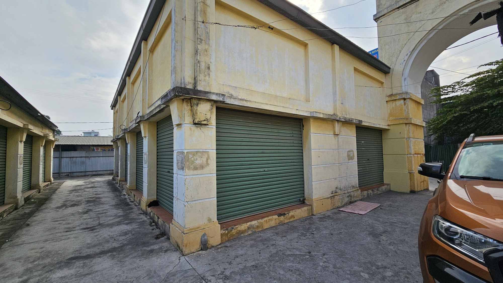 Hải Dương: Chợ mới bỏ hoang, tiểu thương biến gầm cầu th&agrave;nh chợ- Ảnh 4.