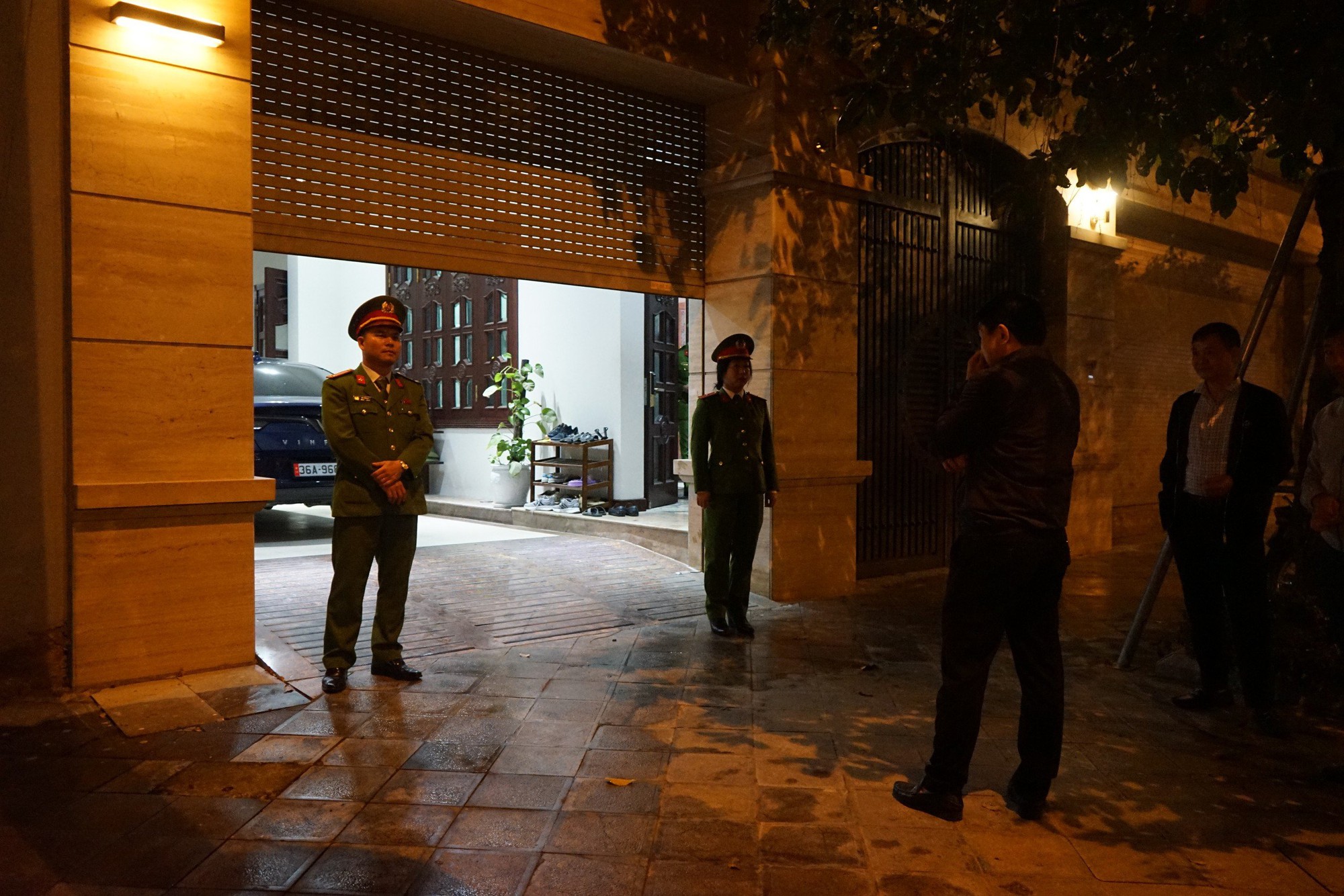 C&ocirc;ng an đến nh&agrave; &ocirc;ng Trịnh Văn Chiến - Ảnh 2.