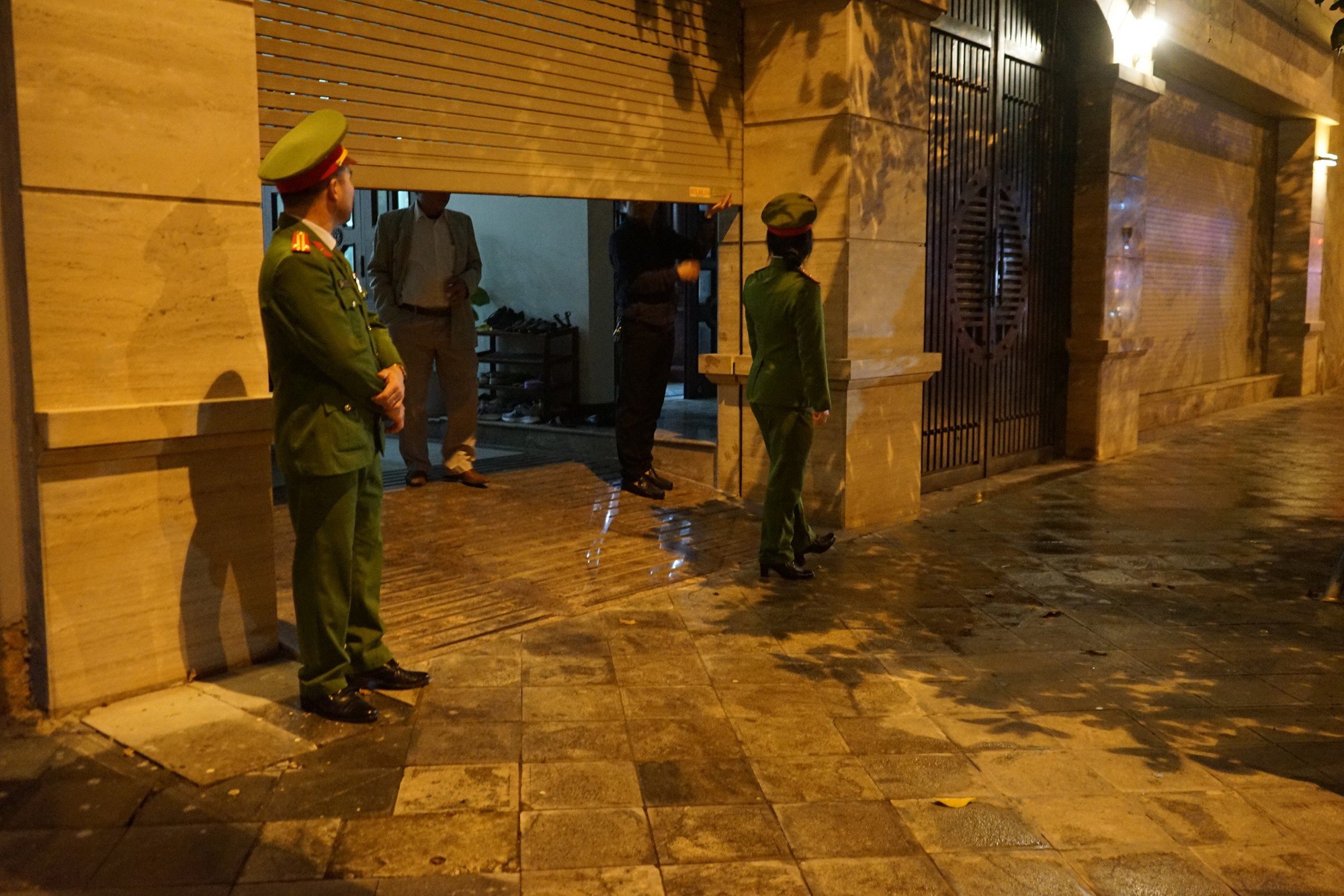 C&ocirc;ng an đến nh&agrave; &ocirc;ng Trịnh Văn Chiến - Ảnh 1.