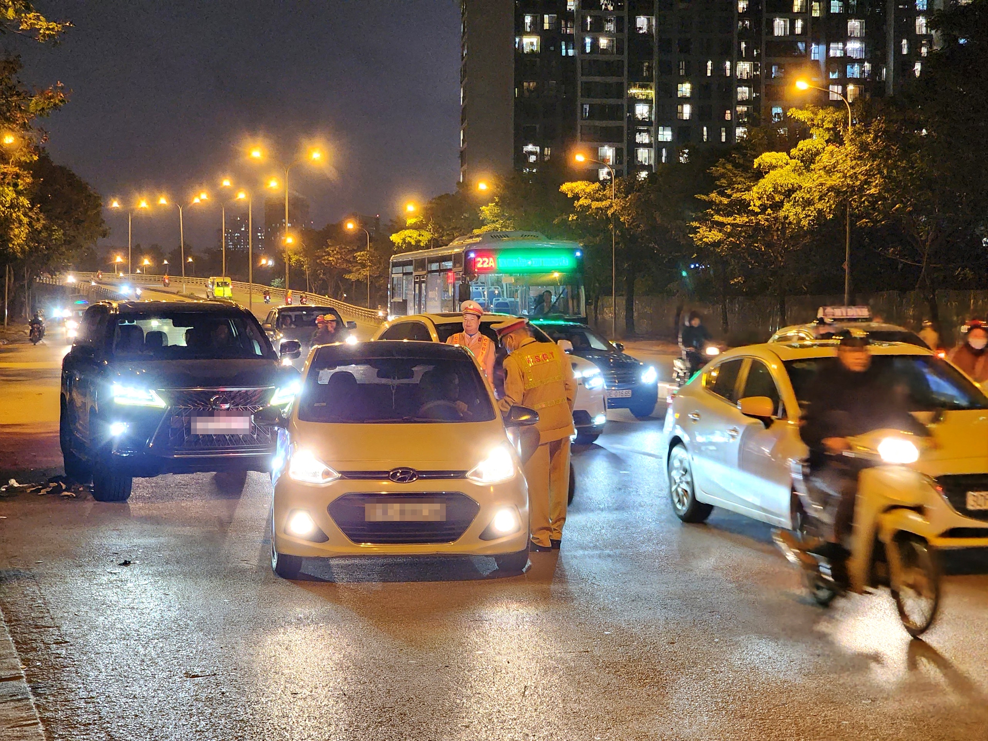 Nể chủ nh&agrave; uống v&agrave;i cốc bia, anh thợ mốc mất gần th&aacute;ng lương nộp phạt nồng cồn - Ảnh 1.