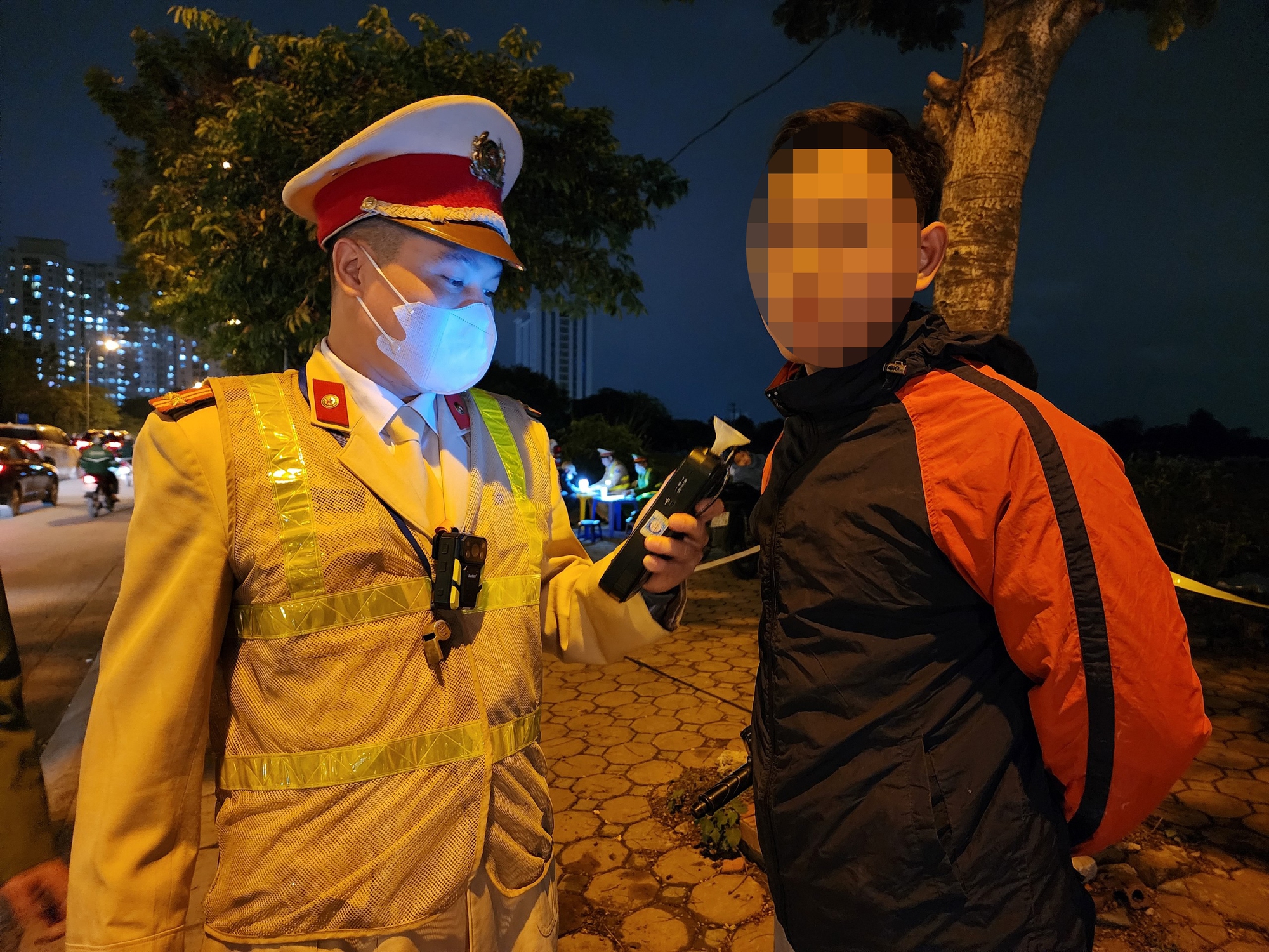 Nể chủ nh&agrave; uống v&agrave;i cốc bia, anh thợ mốc mất gần th&aacute;ng lương nộp phạt nồng cồn - Ảnh 3.