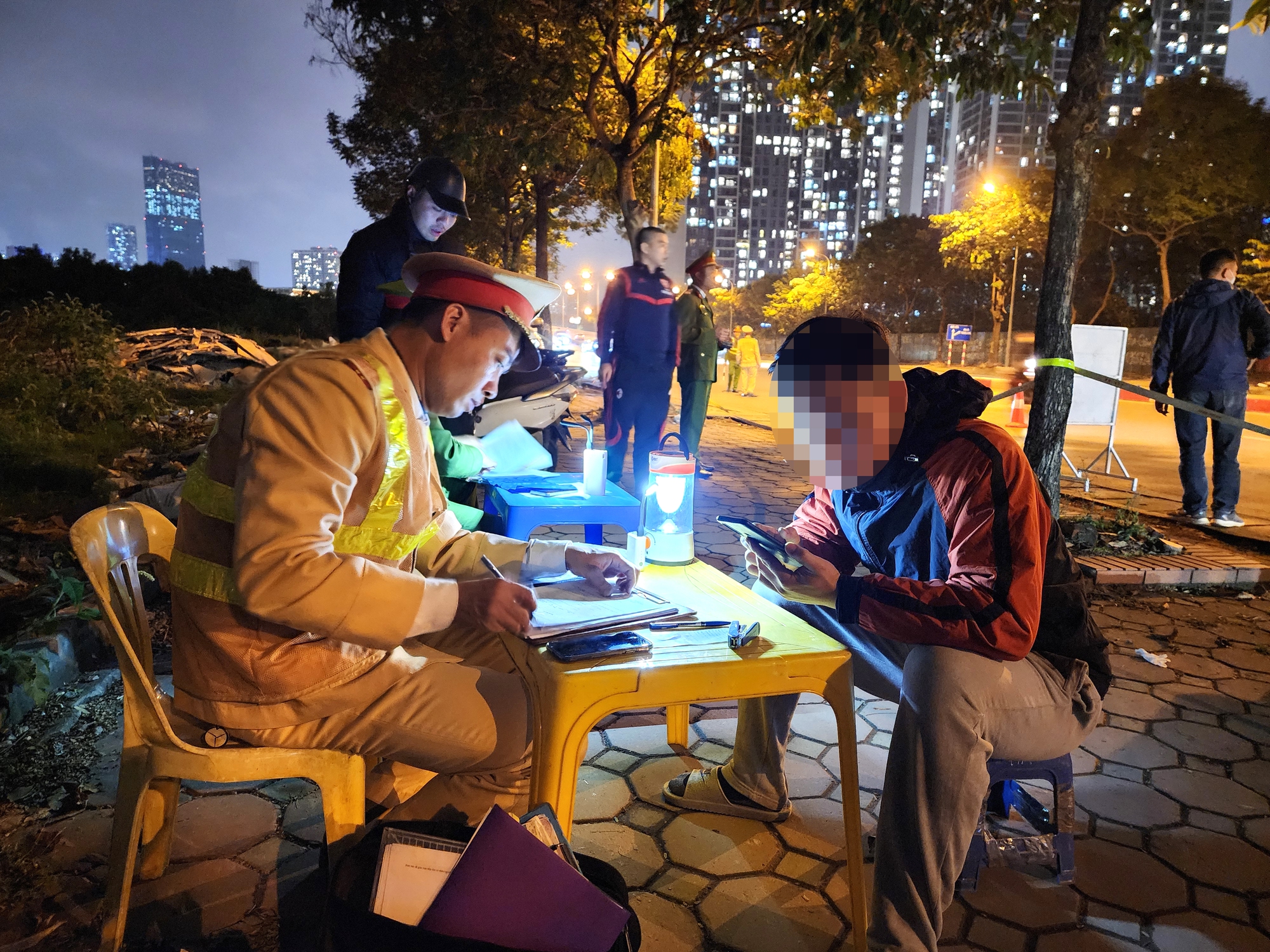 Nể chủ nh&agrave; uống v&agrave;i cốc bia, anh thợ mốc mất gần th&aacute;ng lương nộp phạt nồng cồn - Ảnh 5.