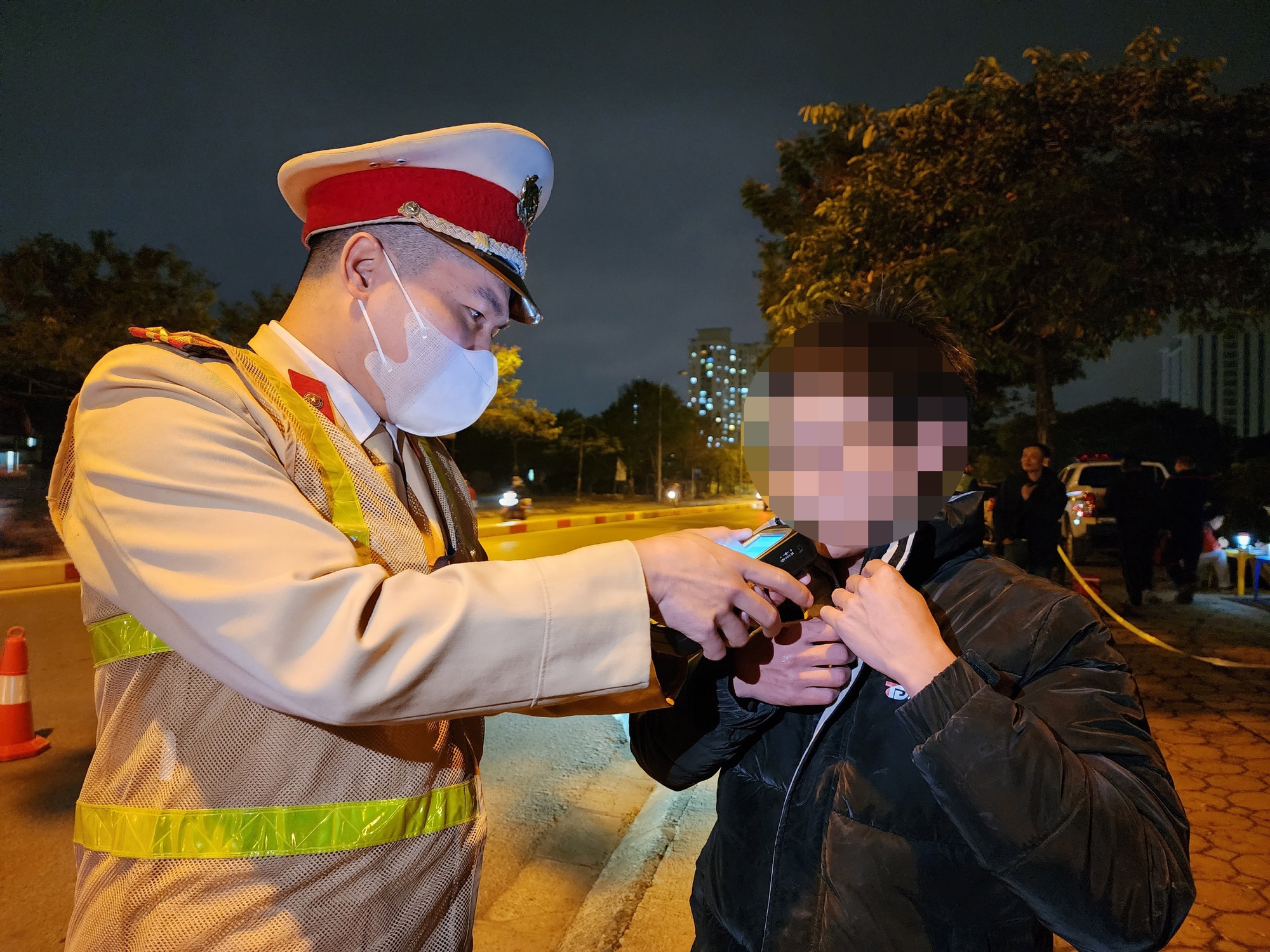 Nể chủ nh&agrave; uống v&agrave;i cốc bia, anh thợ mốc mất gần th&aacute;ng lương nộp phạt nồng cồn - Ảnh 7.