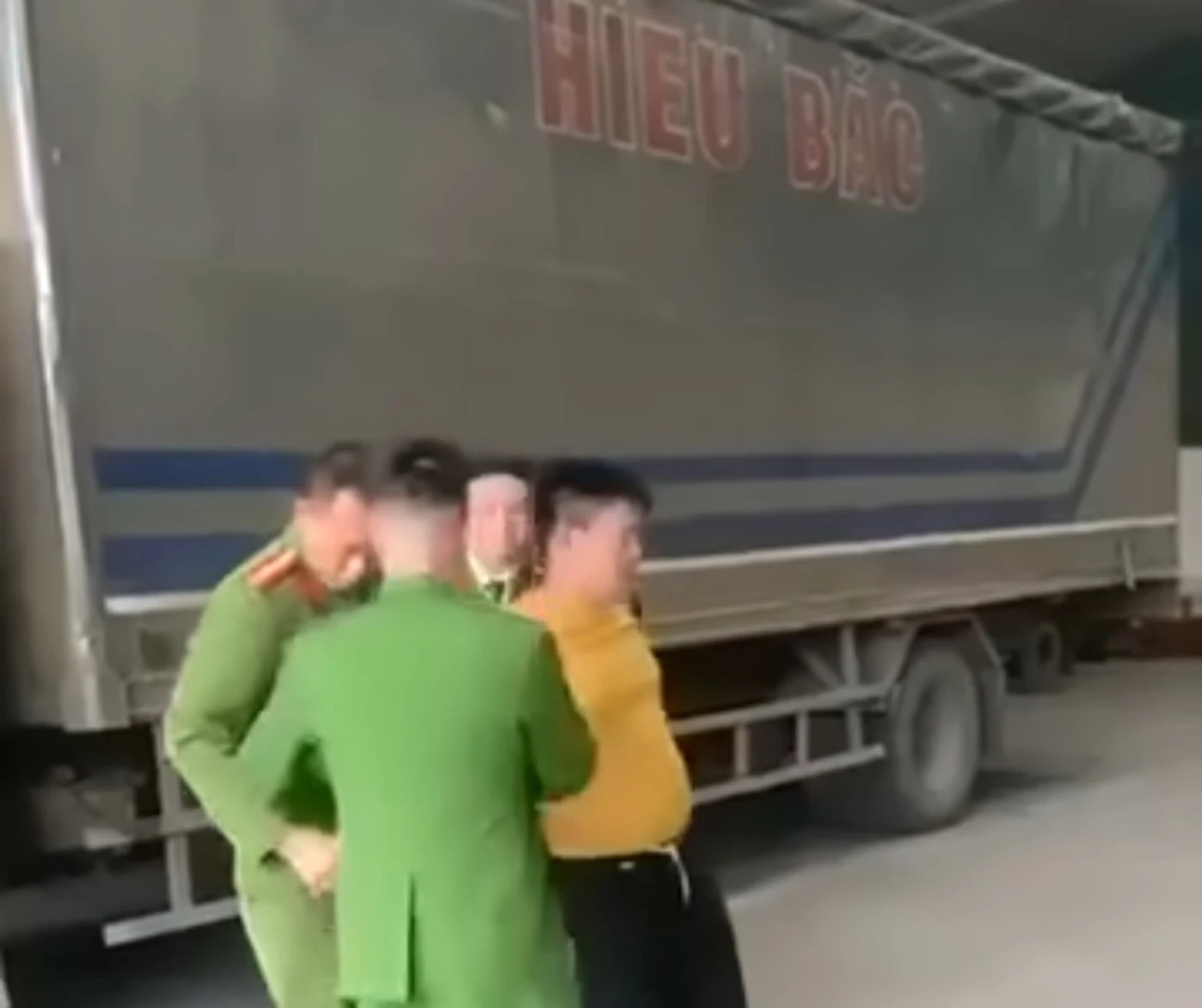 X&ocirc;n xao clip l&aacute;i xe tải ch&eacute;m tử vong 1 người tại Sơn La - Ảnh 2.