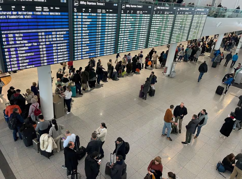 Hoạt động giao th&ocirc;ng gi&aacute;n đoạn tại th&agrave;nh phố Munich, miền nam nước Đức do tuyết d&agrave;y - Ảnh 1.