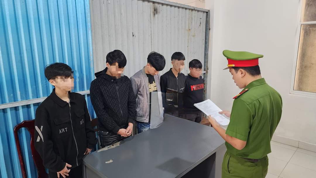 Khởi tố nh&oacute;m c&ocirc;n đồ đi xe độ chế, mang hung kh&iacute; t&igrave;m đối thủ giải quyết m&acirc;u thuẫn - Ảnh 1.