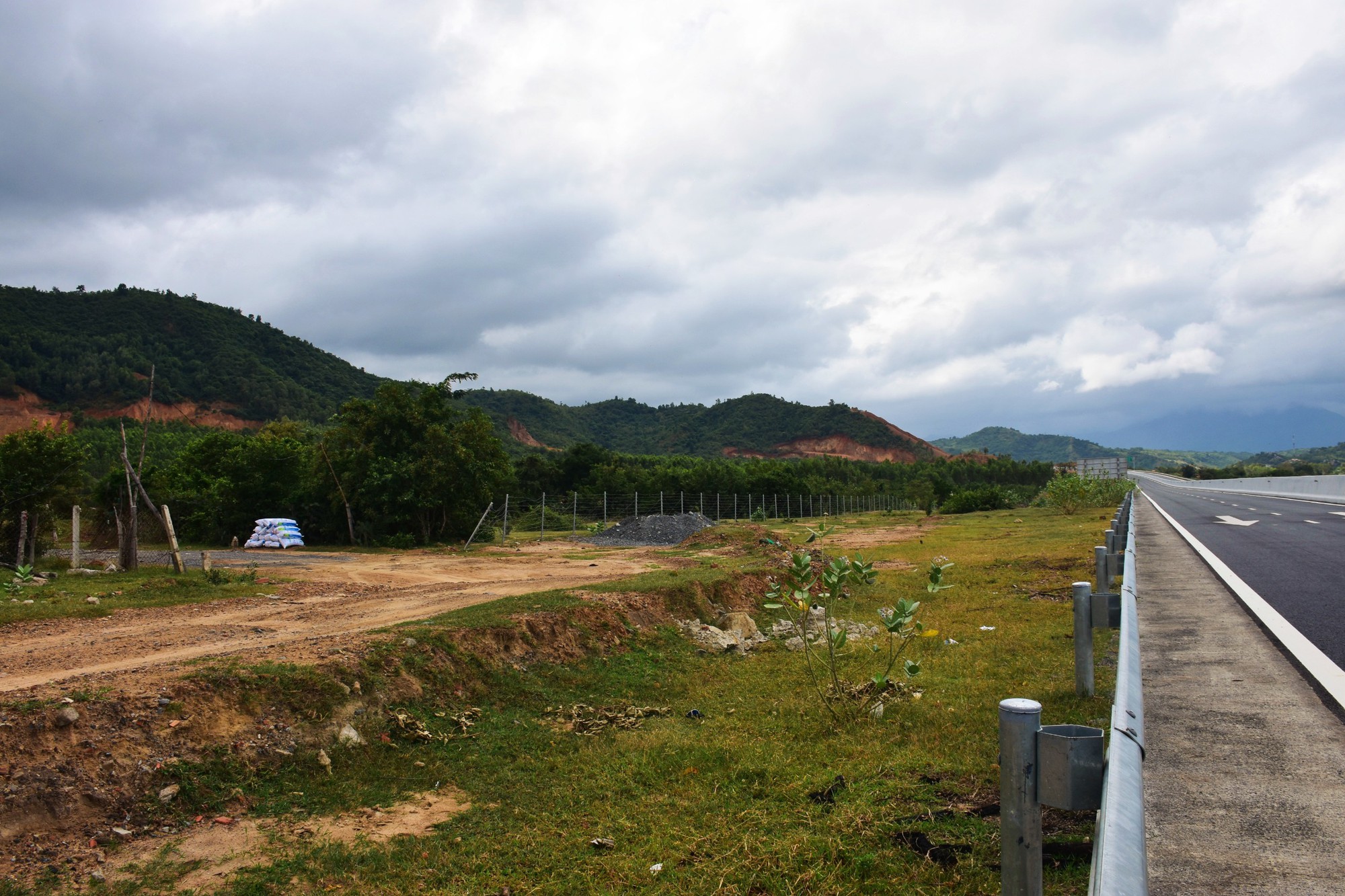 Cao tốc Nha Trang - Cam L&acirc;m chưa thể ho&agrave;n th&agrave;nh nhiều hạng mục phụ trợ - Ảnh 2.