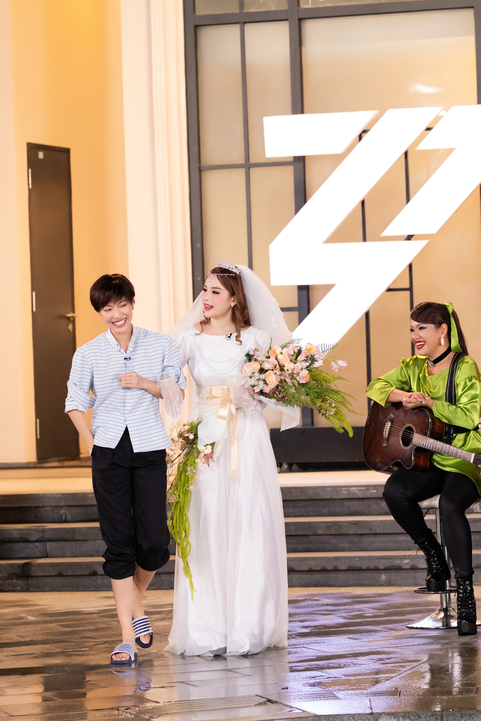 Hậu trường Chị đẹp đạp gi&oacute; rẽ s&oacute;ng 2023, c&aacute;c chị đẹp ho&aacute; th&acirc;n v&agrave;o b&agrave;, mẹ v&agrave; con g&aacute;i - Ảnh 5.