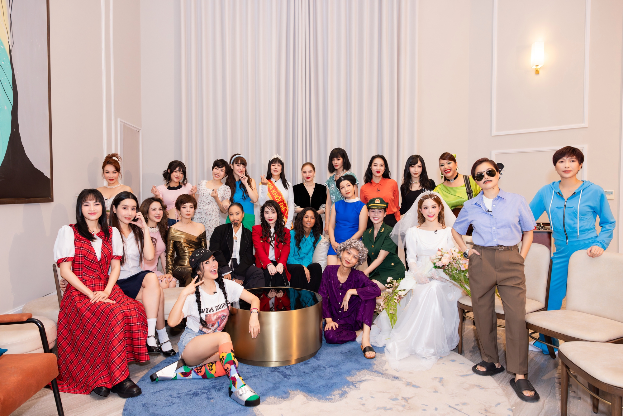 Hậu trường Chị đẹp đạp gi&oacute; rẽ s&oacute;ng 2023, c&aacute;c chị đẹp ho&aacute; th&acirc;n v&agrave;o b&agrave;, mẹ v&agrave; con g&aacute;i - Ảnh 1.