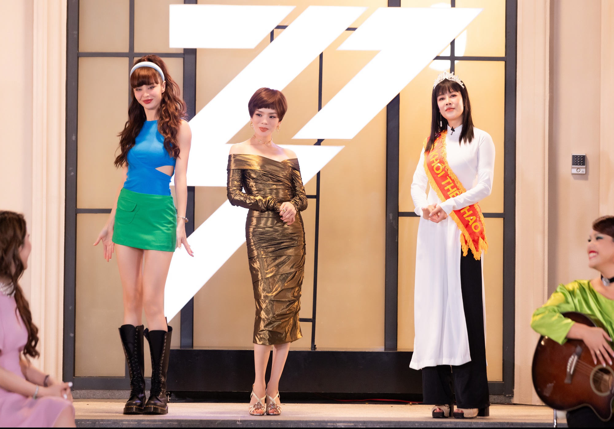 Hậu trường Chị đẹp đạp gi&oacute; rẽ s&oacute;ng 2023, c&aacute;c chị đẹp ho&aacute; th&acirc;n v&agrave;o b&agrave;, mẹ v&agrave; con g&aacute;i - Ảnh 12.