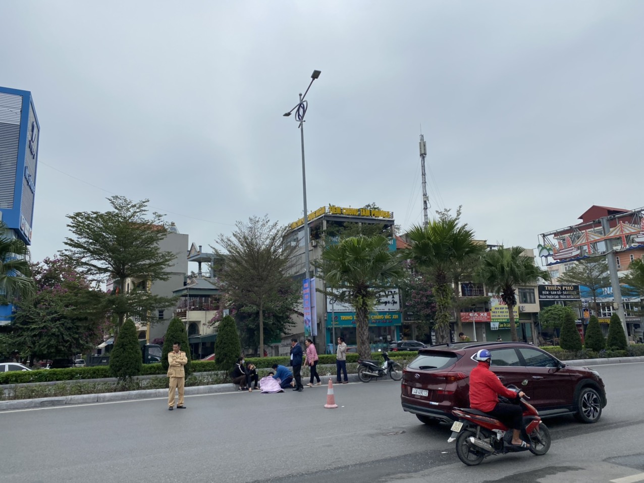 Nghi tự ng&atilde; ra đường, người đ&agrave;n &ocirc;ng tử vong trong tư thế ngồi dựa v&agrave;o dải ph&acirc;n c&aacute;ch cứng - Ảnh 1.