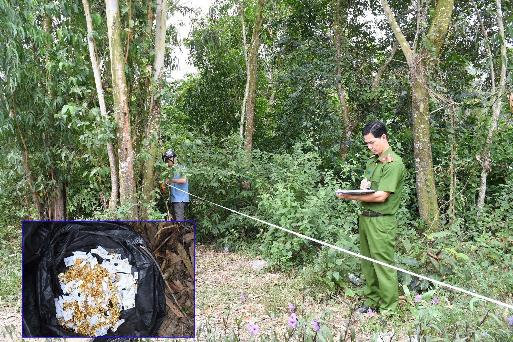 Vụ cướp tiệm v&agrave;ng ở Tr&agrave; Vinh: C&ocirc;ng an ph&aacute;t hiện 80 chỉ v&agrave;ng 18k trong bụi rậm ven đường - Ảnh 1.