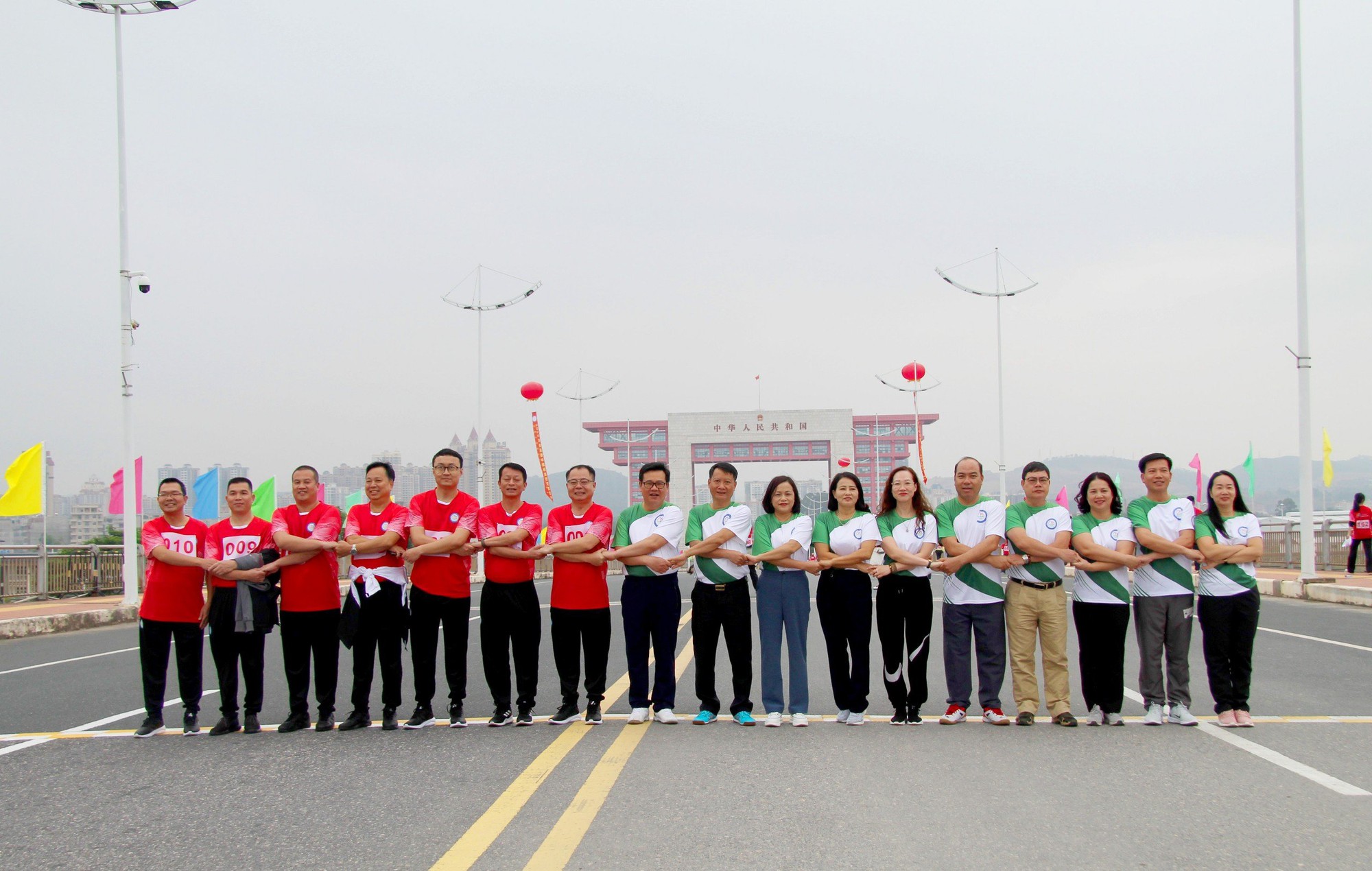 S&ocirc;i động giải chạy xuy&ecirc;n bi&ecirc;n giới Việt-Trung lần đầu được tổ chức ở Quảng Ninh - Ảnh 2.