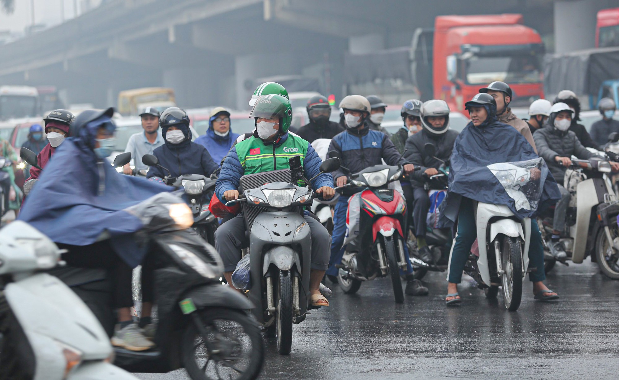 D&ograve;ng người &ugrave;n &ugrave;n rời Thủ đ&ocirc; ng&agrave;y đầu nghỉ Tết Dương lịch- Ảnh 6.