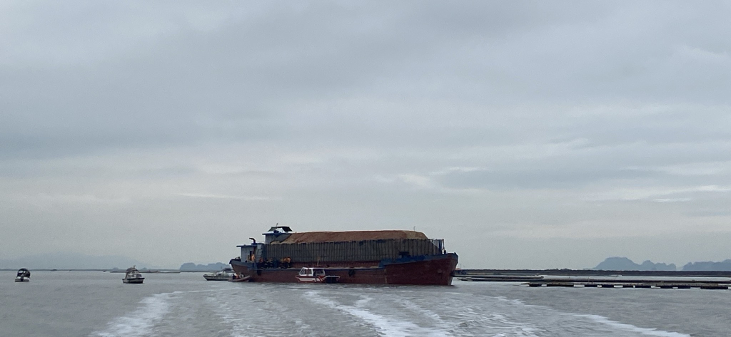 Ba người c&ugrave;ng nh&agrave; ngạt kh&iacute;, thiệt mạng dưới hầm t&agrave;u chở dăm gỗ- Ảnh 1.